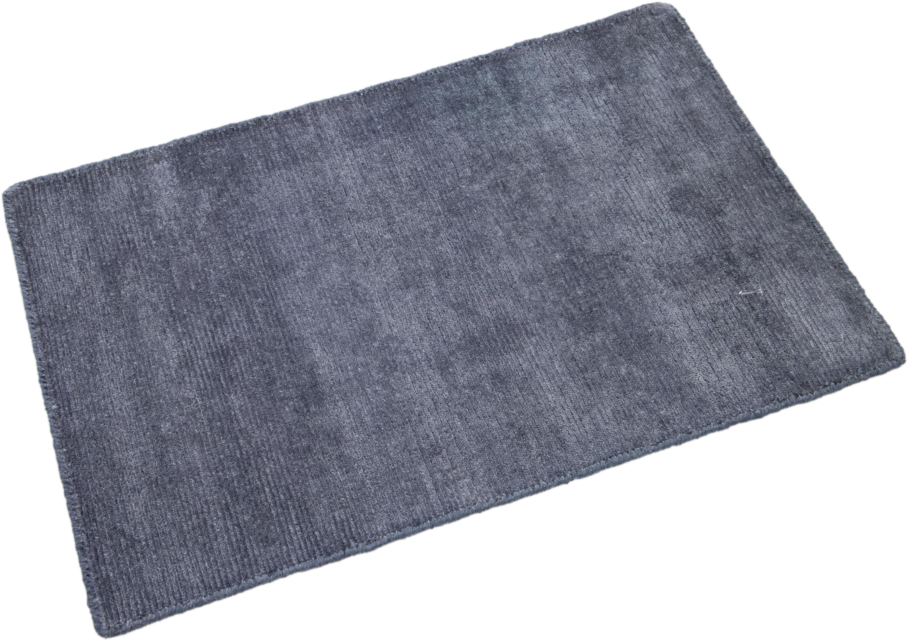 Moderno Tappeto in seta personalizzato Modern Desert Collection'S in grigio scuro di Apadana in vendita