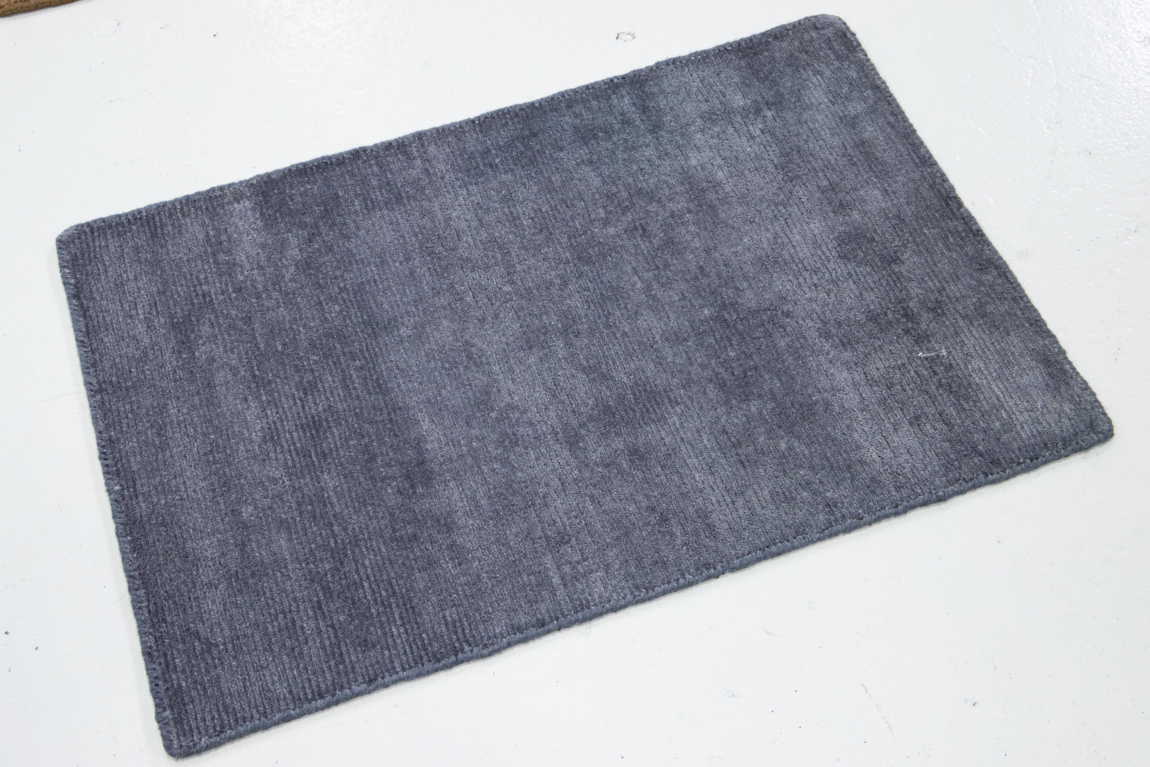 Annodato a mano Tappeto in seta personalizzato Modern Desert Collection'S in grigio scuro di Apadana in vendita