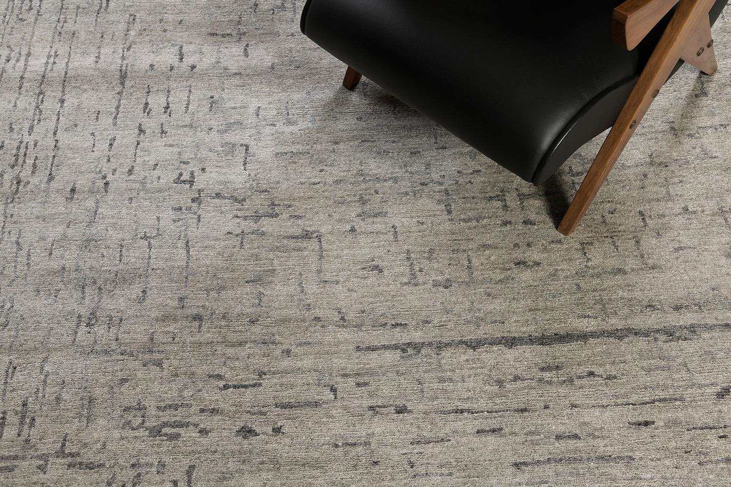 Questo affascinante tappeto in seta di bambù Modern Design evoca un'atmosfera minimalista grazie alle sue sorprendenti sfumature di grigio, elevate da linee di carattere soddisfacenti. È altrettanto trendy e raffinata allo stesso tempo, perfetta per