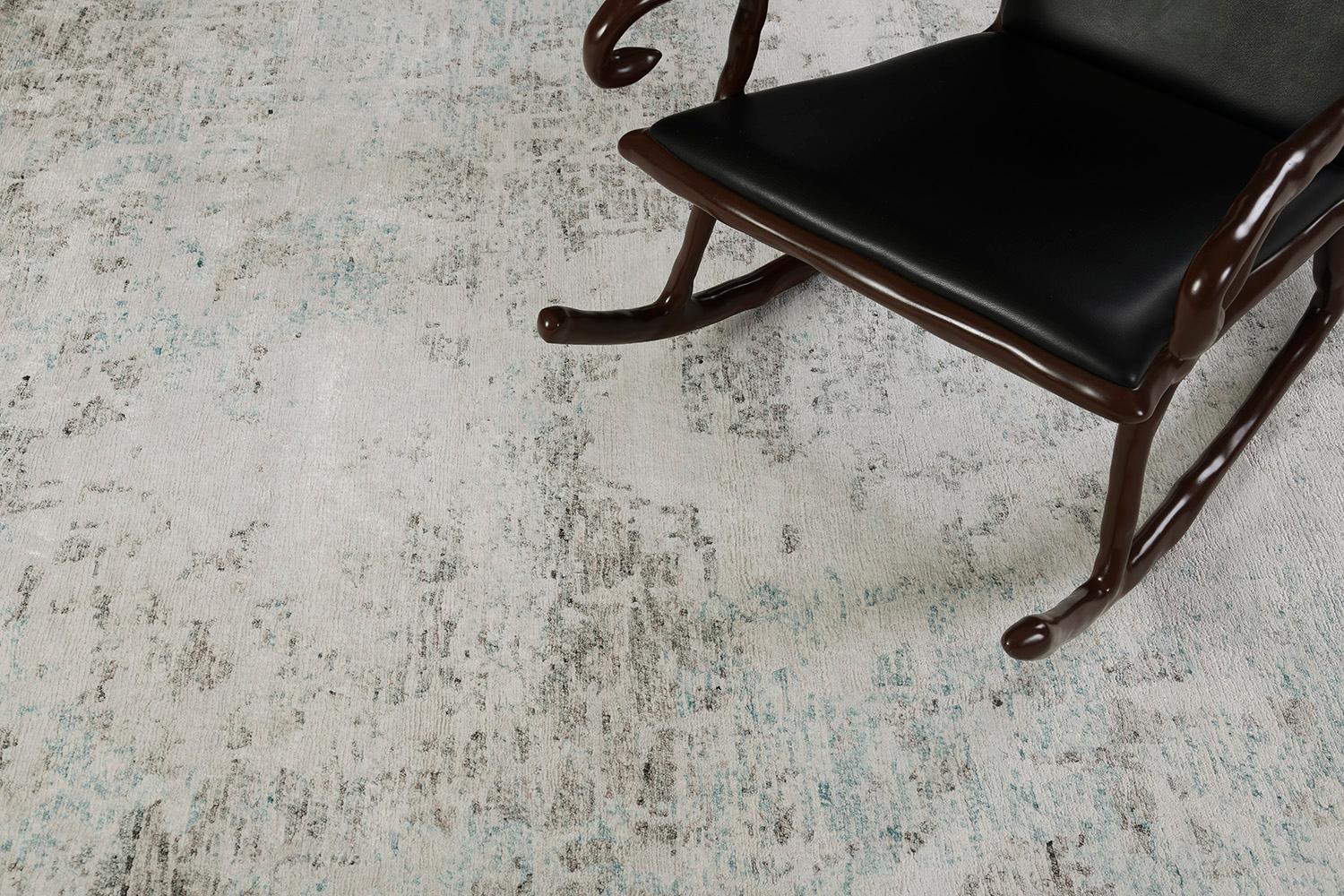 Un affascinante tappeto in seta di bambù con un moderno gioco di forme artistiche nei colori ciano e grigio. Un capolavoro che bilancia la qualità lussuosa di spazi alla moda e moderni. Un'attrazione che non mancherà di elevare qualsiasi spazio di