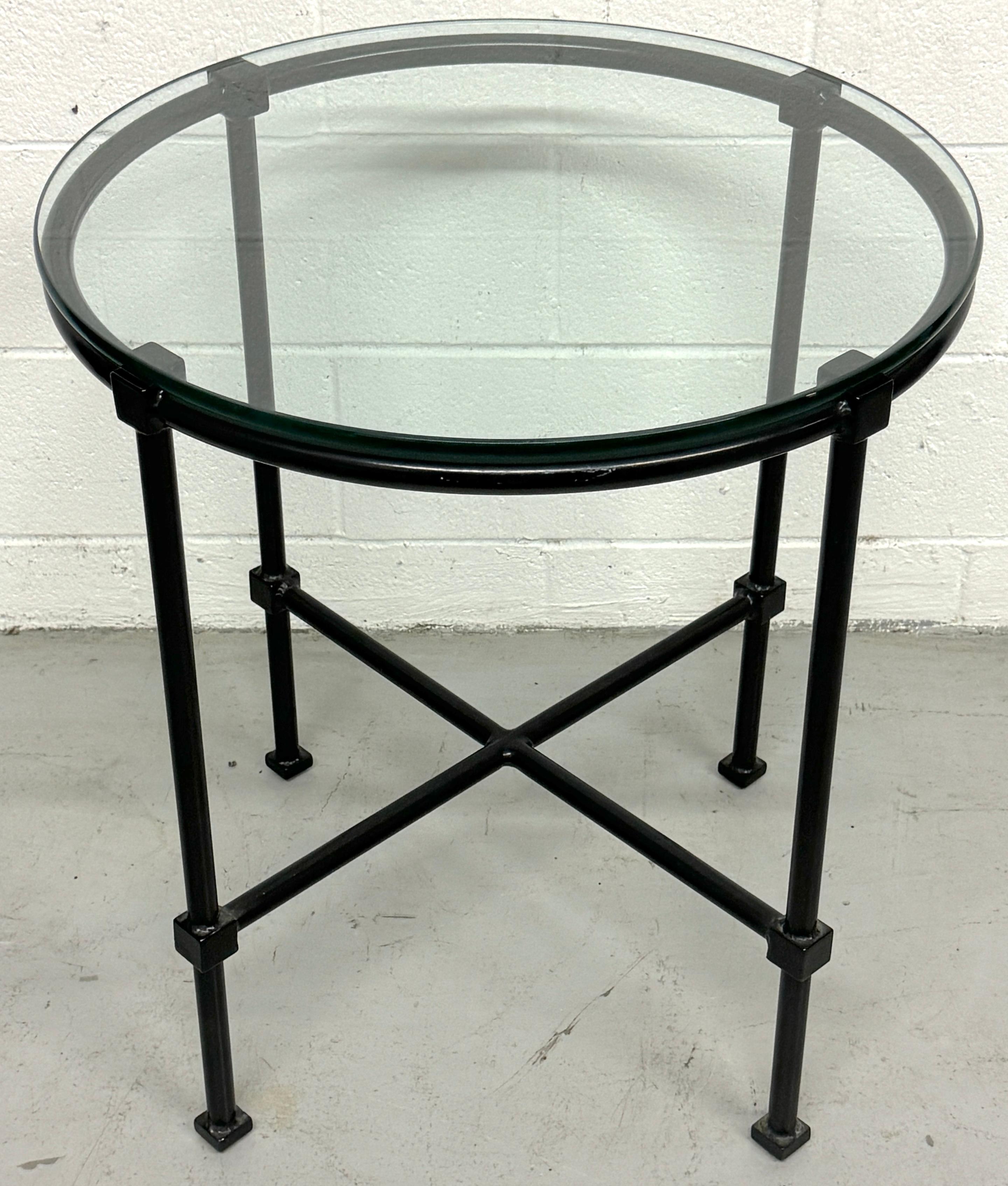 Modernes Design Bronzierter Aluminiumguss Gueridon/Tisch Glasplatte von Brown Jordan
USA, ca. 1990er Jahre

Dieser Gueridon-Tisch im modernen Design aus bronziertem Aluminiumguss von Brown Jordan, USA, um 1990, ist ein schönes Beispiel für subtiles
