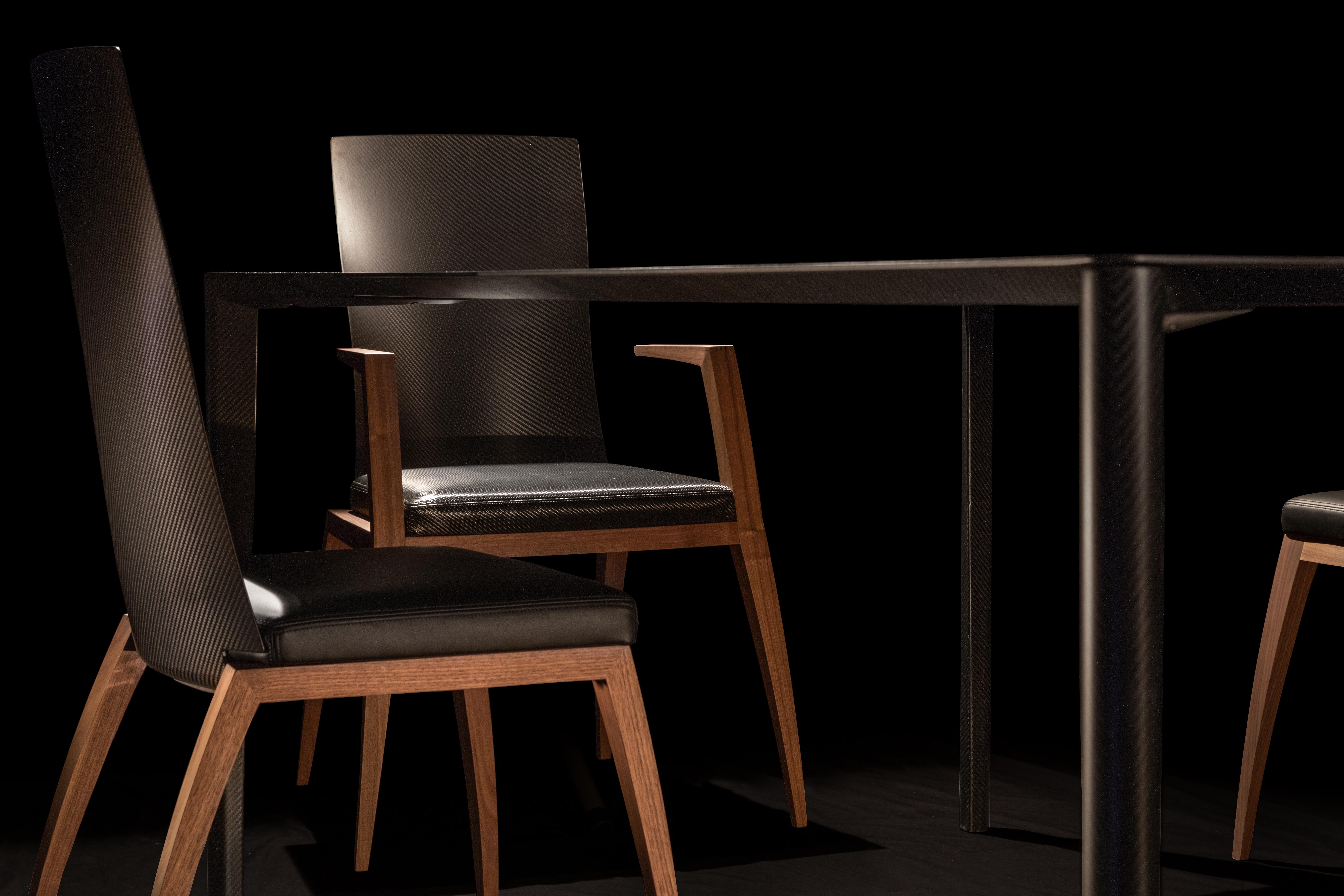 Moderner Stuhl im modernen Design mit Armlehnen, hergestellt aus Canaletto-Walnussholz und Kohlenstofffaser im Angebot 7