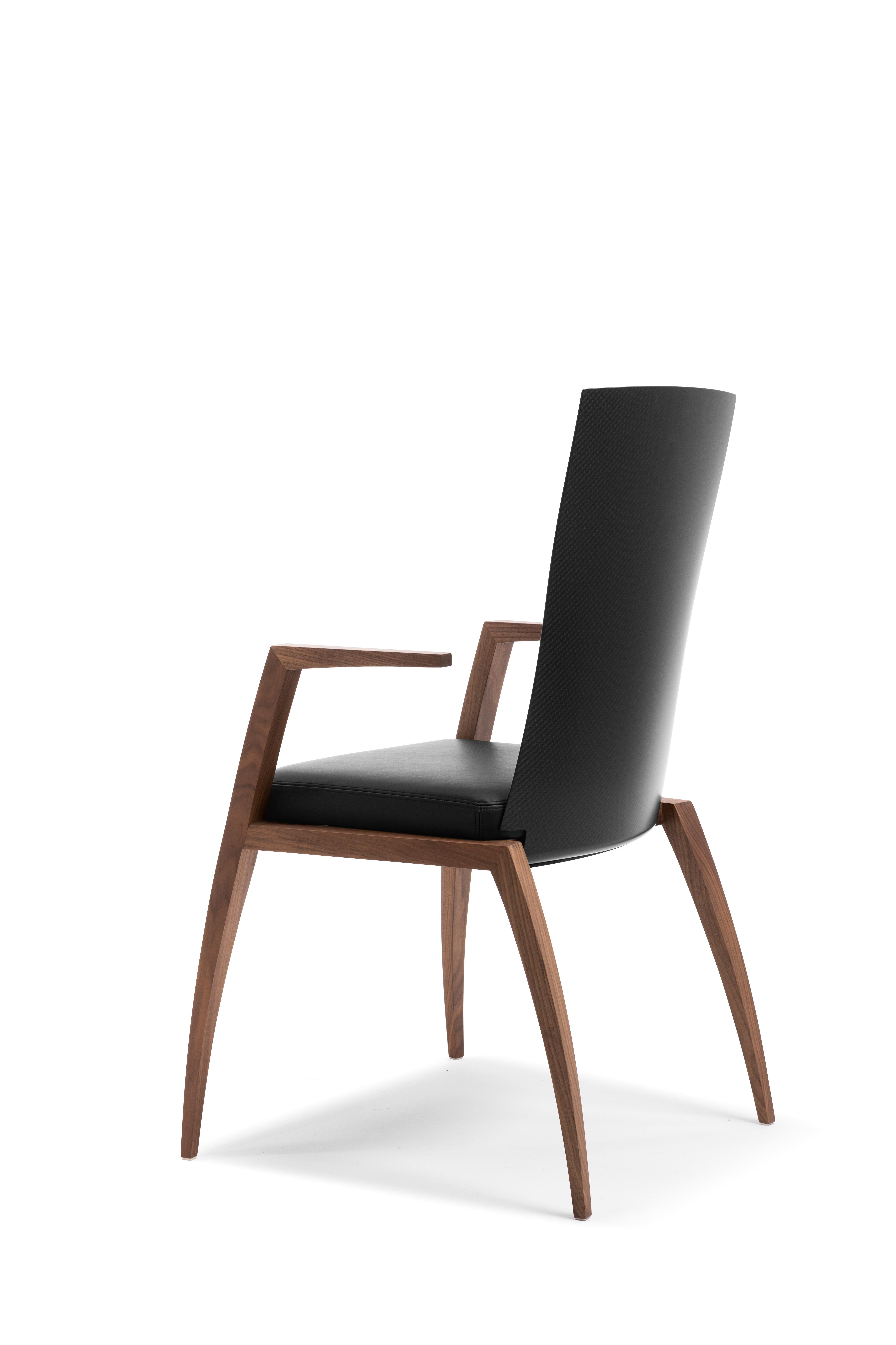 Moderner Stuhl im modernen Design mit Armlehnen, hergestellt aus Canaletto-Walnussholz und Kohlenstofffaser (Italienisch) im Angebot