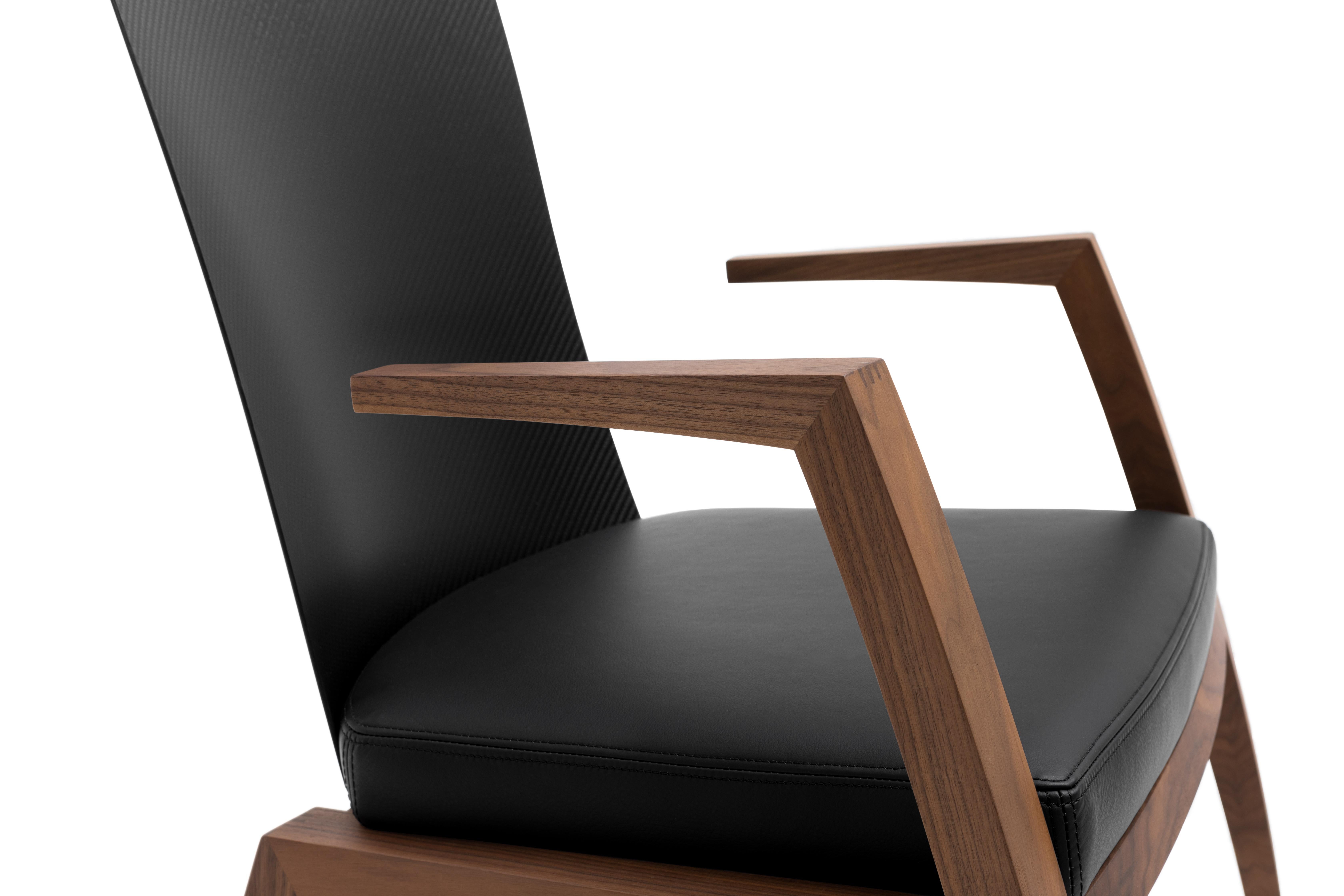 Moderner Stuhl im modernen Design mit Armlehnen, hergestellt aus Canaletto-Walnussholz und Kohlenstofffaser (Laminiert) im Angebot