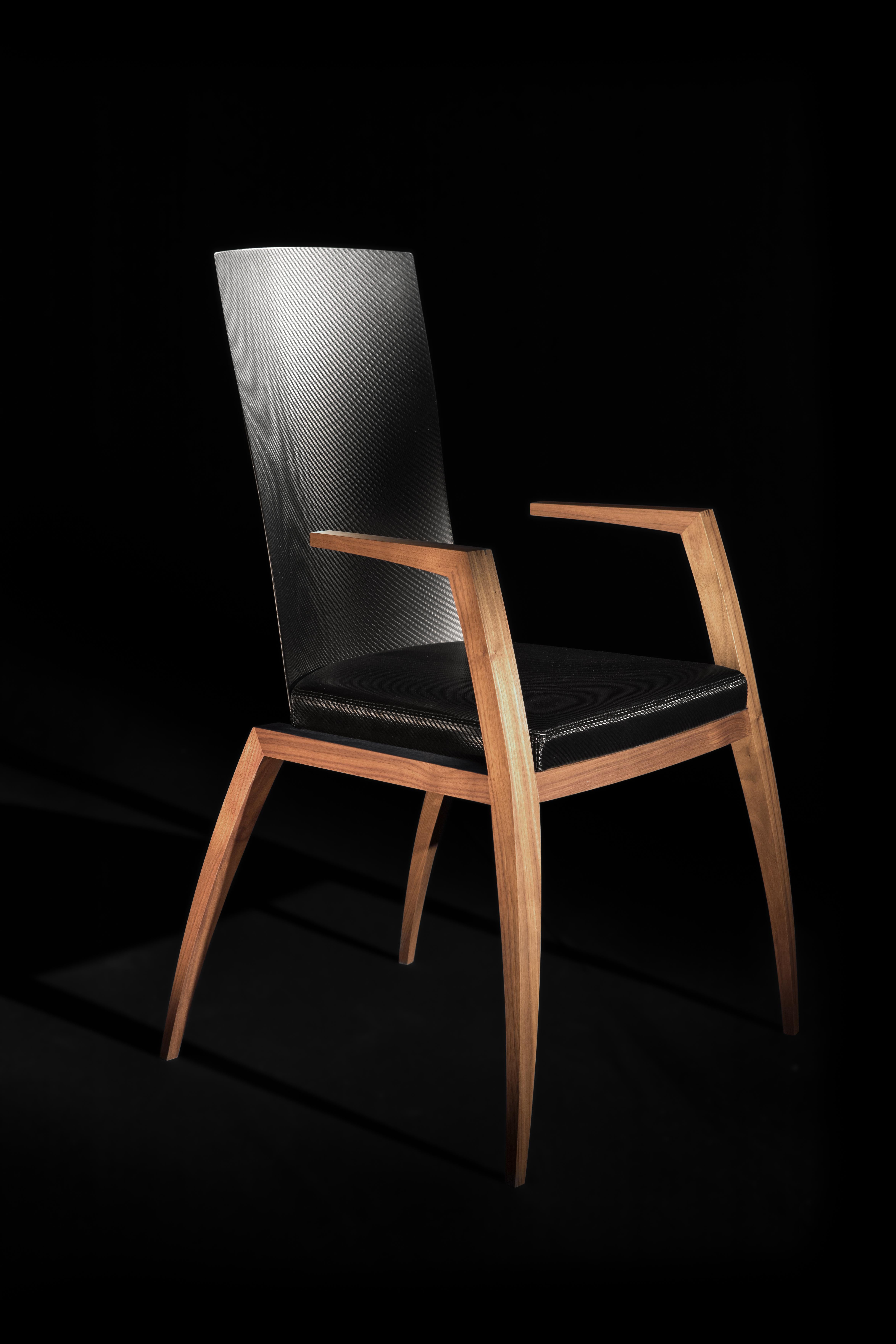 Moderner Stuhl im modernen Design mit Armlehnen, hergestellt aus Canaletto-Walnussholz und Kohlenstofffaser im Angebot 2