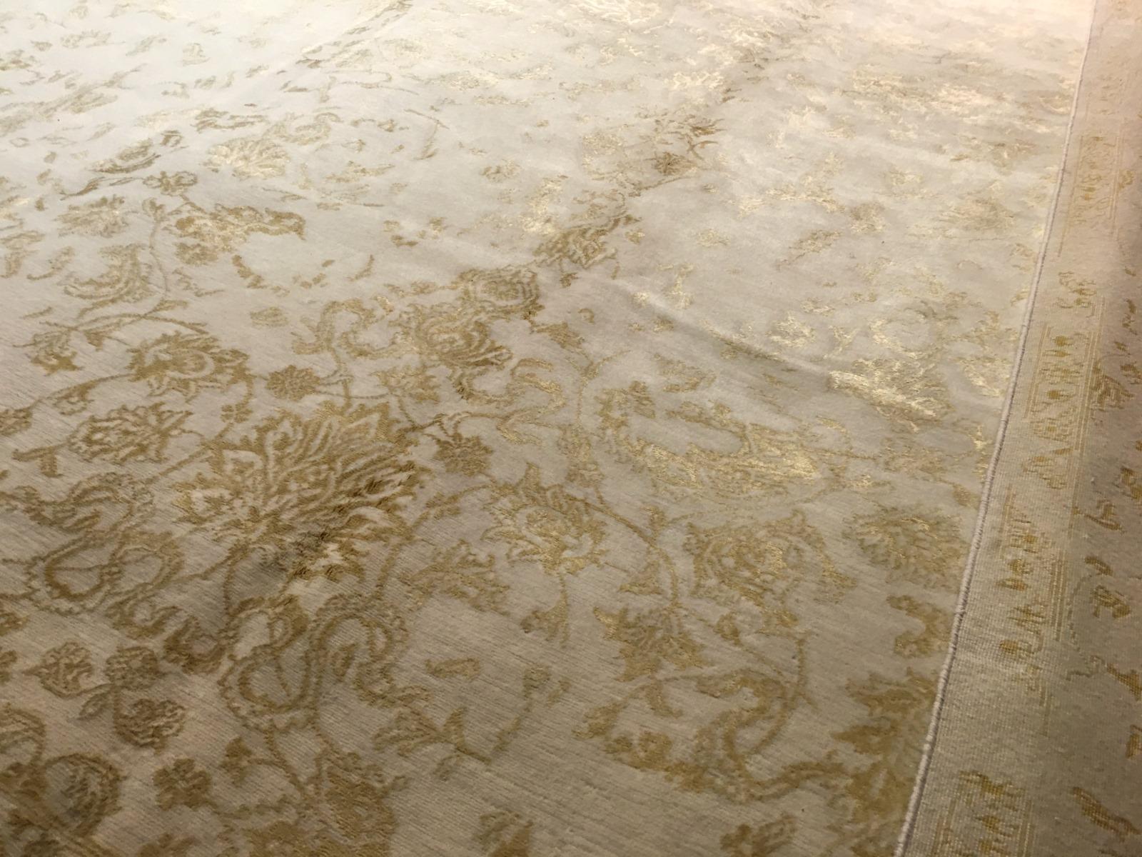 Modern Design Feiner handgeknüpfter Teppich in Beige und Gold im Angebot 2