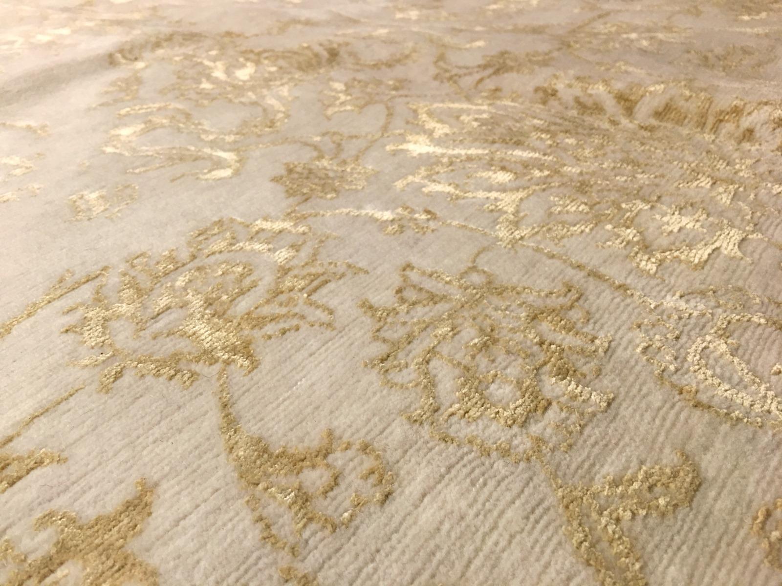 Tapis moderne de conception fine noué à la main beige et or en vente 4