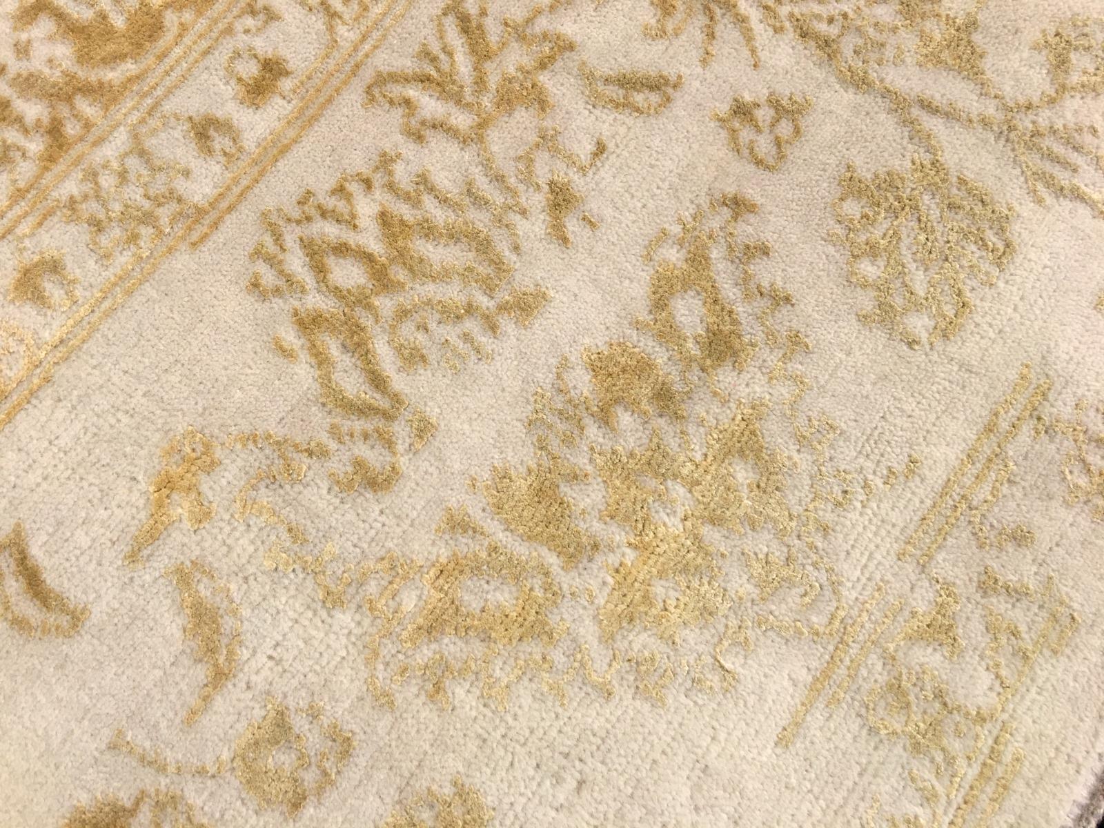 Modern Design Feiner handgeknüpfter Teppich in Beige und Gold im Zustand „Neu“ im Angebot in Lohr, Bavaria, DE