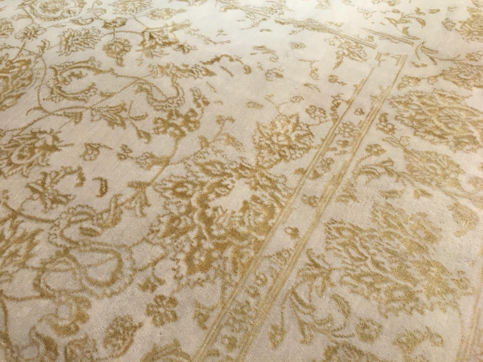 Modern Design Feiner handgeknüpfter Teppich in Beige und Gold (21. Jahrhundert und zeitgenössisch) im Angebot
