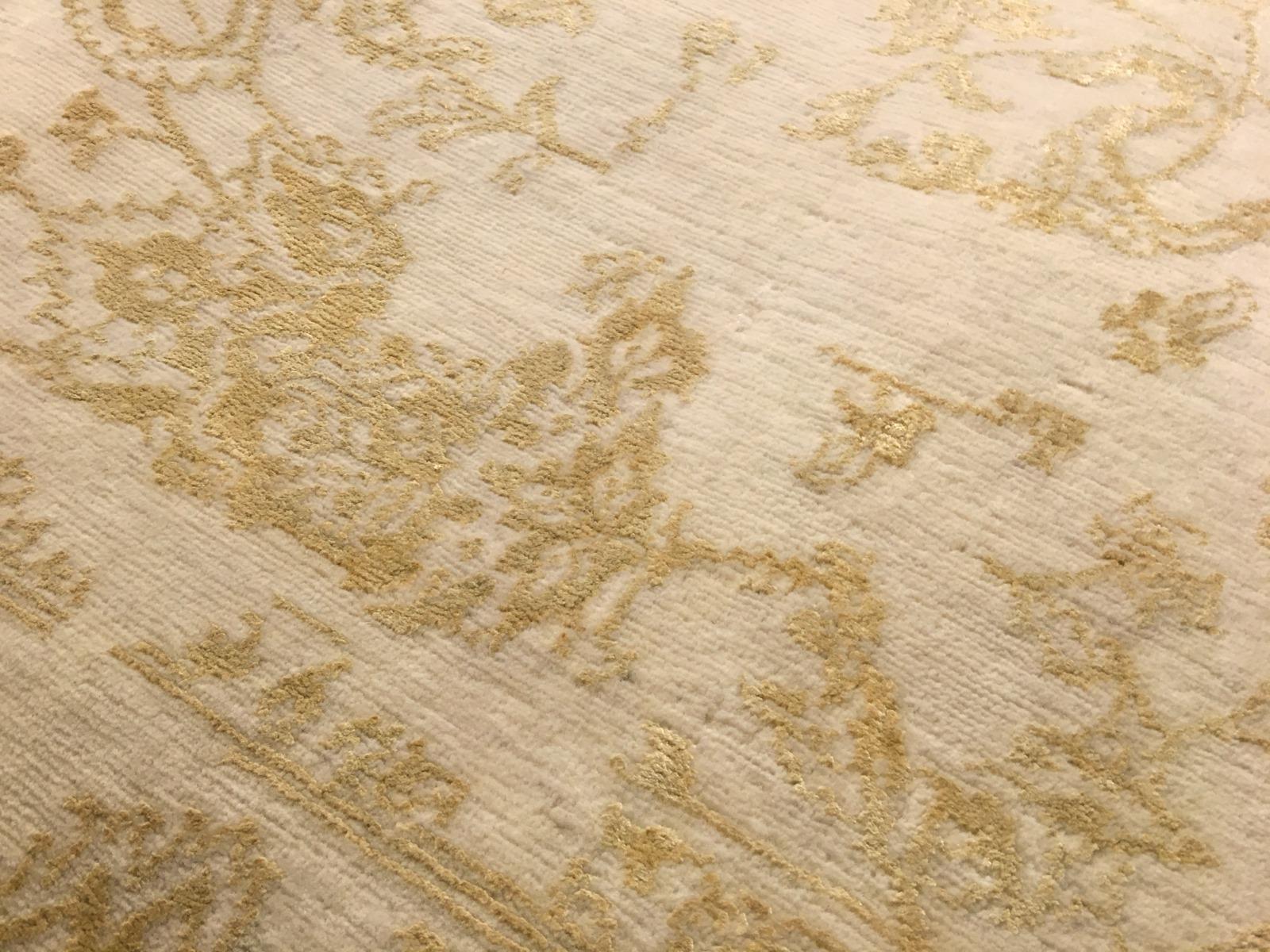 Modern Design Feiner handgeknüpfter Teppich in Beige und Gold im Angebot 1