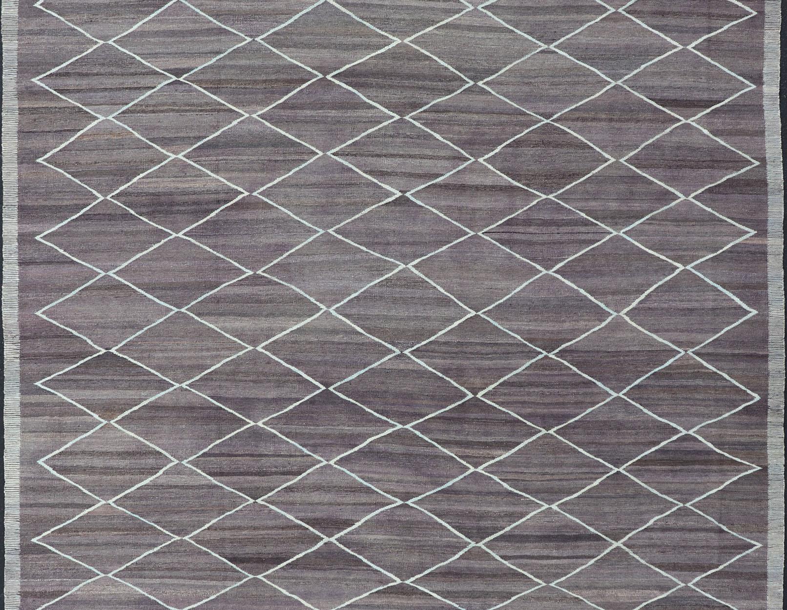 Große Moderne Flachgewebe Feine Kilim Teppich in Schattierungen von dunkelviolett, braun und hellblau grüne Highlights. Teppich AFG-27634, Herkunftsland / Typ: Afghanistan / Kelim

Dieser einzigartige Kelim mit minimalistischem Design weist ein