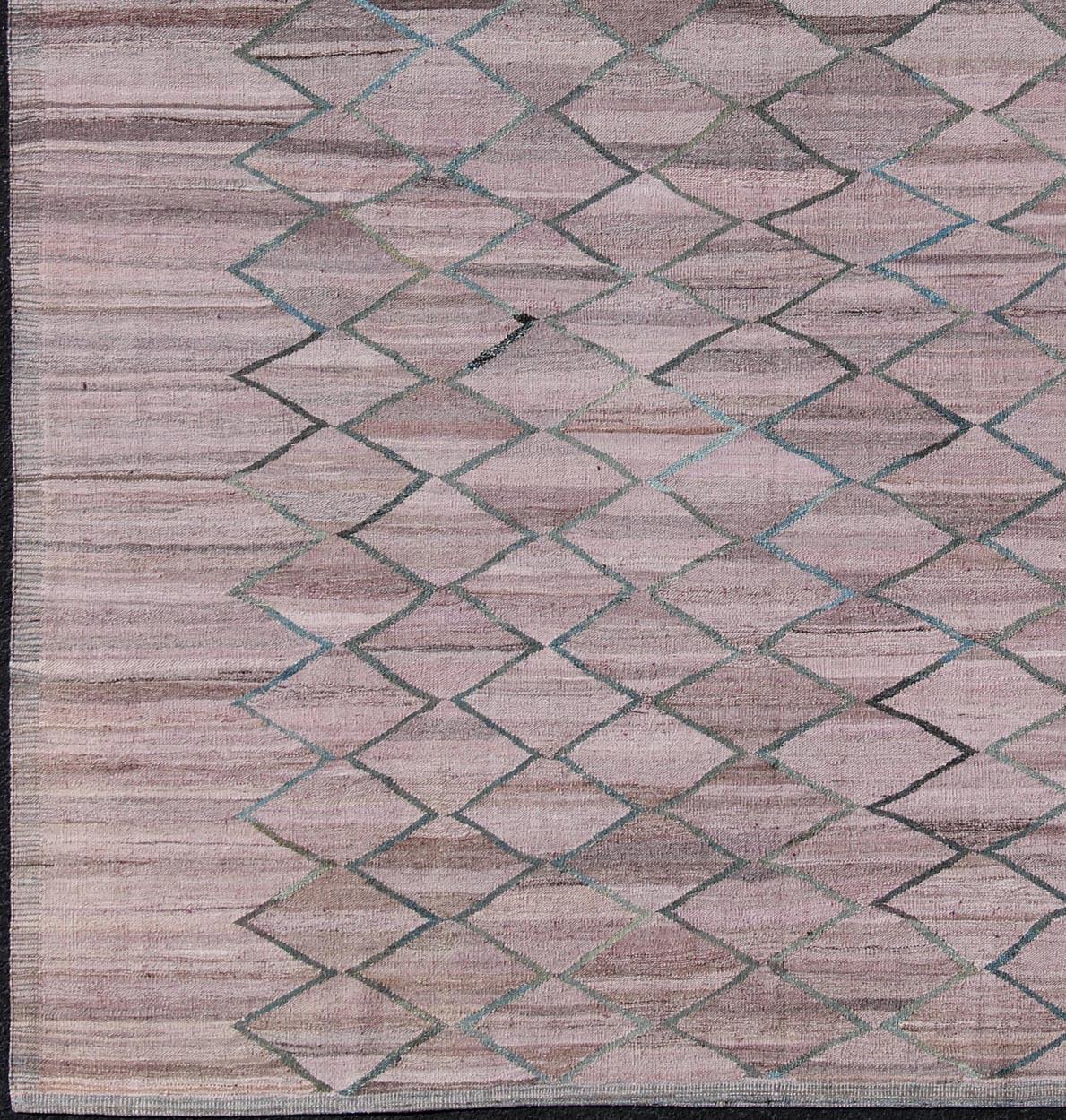 Moderner Kelim aus Afghanistan mit feiner Wolle. Keivan Woven Arts Teppich  AFG-27580. Dieses helle, lavendelfarbene und rosafarbene Stück weist ein sich wiederholendes Rautenmuster auf, das sich sowohl für moderne als auch für klassische Innenräume