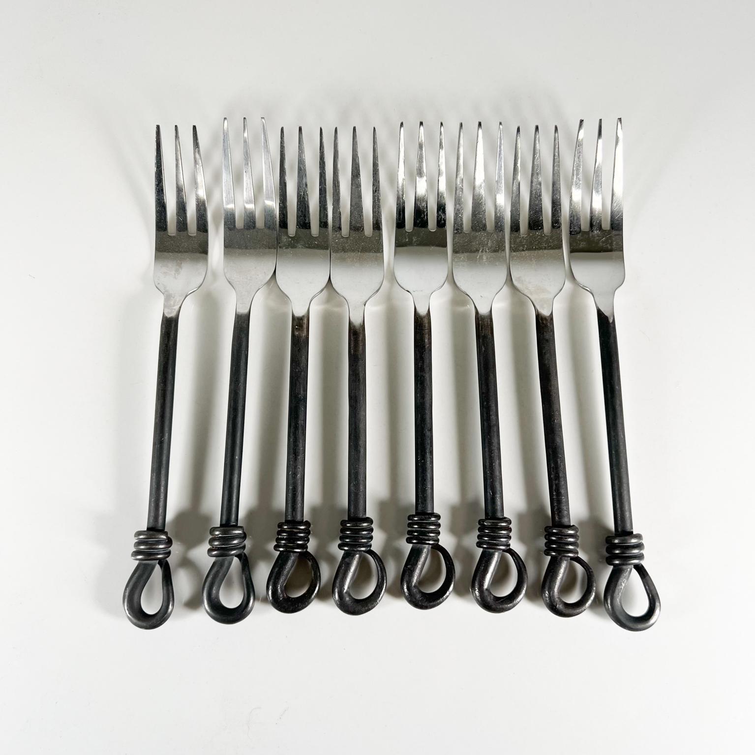 Modern Design Gourmet settings Twist dinner Forks set of eight
18/10 stainless steel
Stamped by maker.
Preowned used vintage condition
Refer to images.
Measures: 8.13 long x 1 width x .88 height.