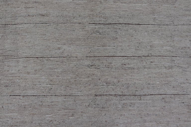 Modern Design hand knotted Rug in Solid Design with White / off White