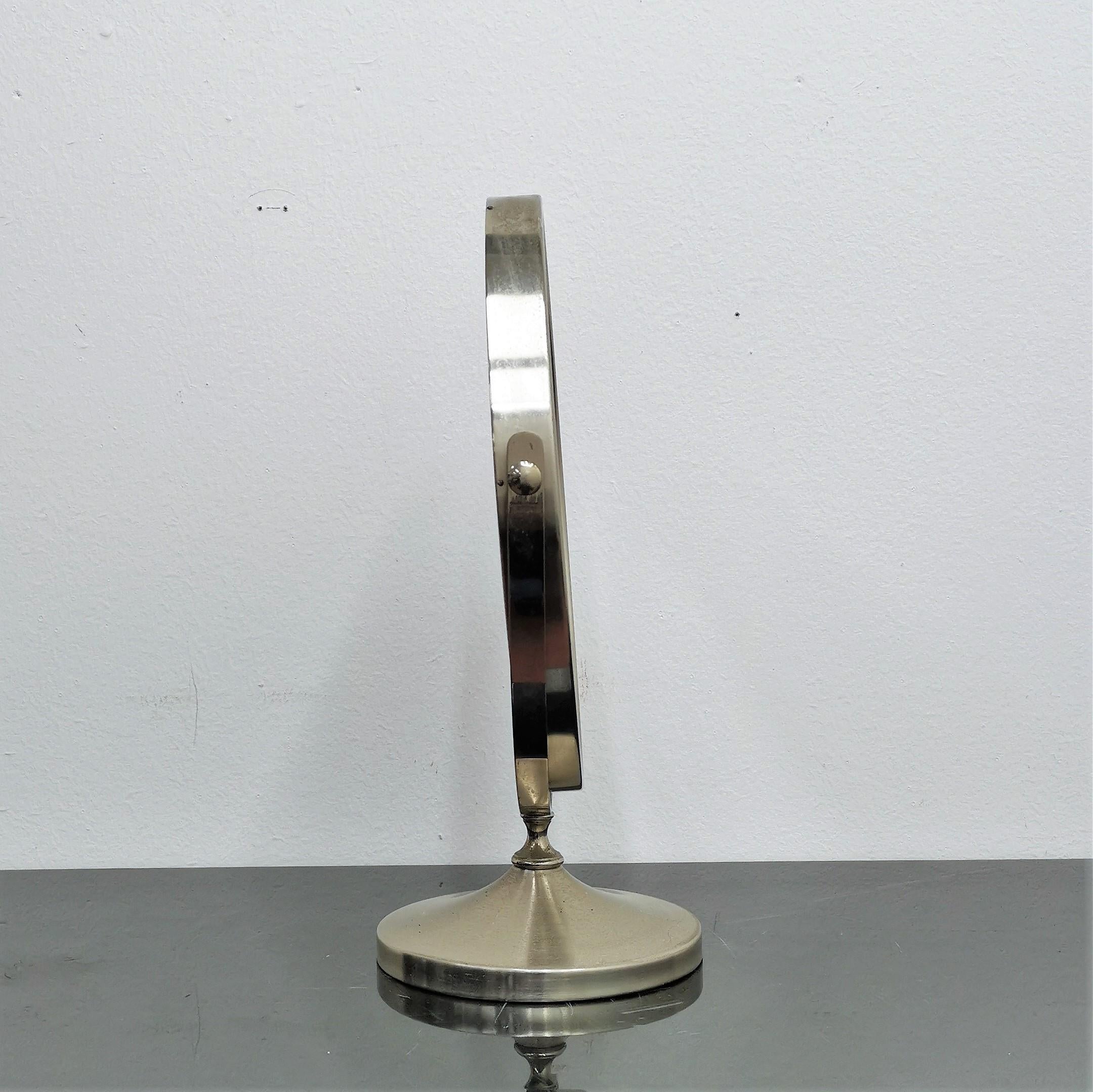 Miroir de table basculant en laiton nickelé modèle Narciso à Sergio Mazza pour Artemide vers 1960. Patine d'origine.
Usure conforme à l'âge et à l'utilisation.