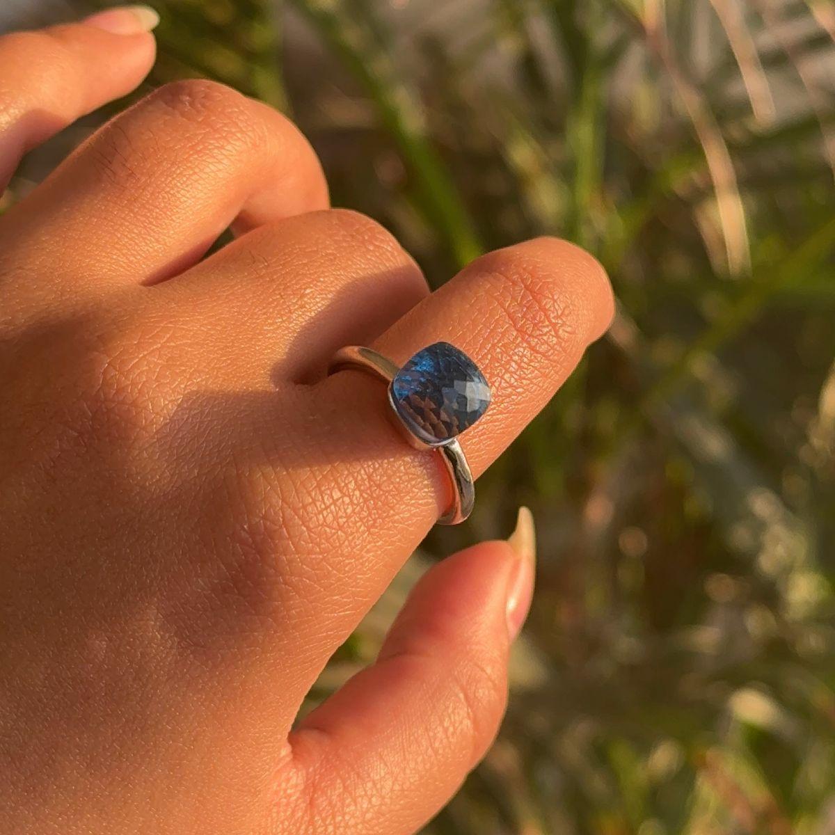 En venta: Anillo solitario de topacio azul suizo natural de diseño moderno para mujer Joyas de plata  2