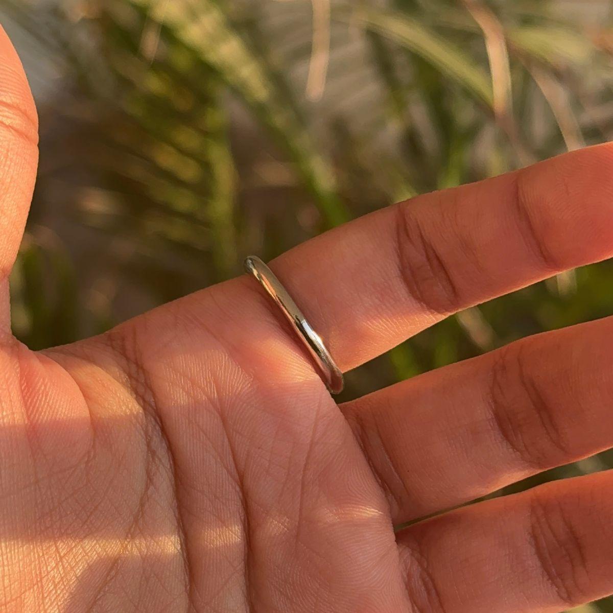 En venta: Anillo solitario de topacio azul suizo natural de diseño moderno para mujer Joyas de plata  4
