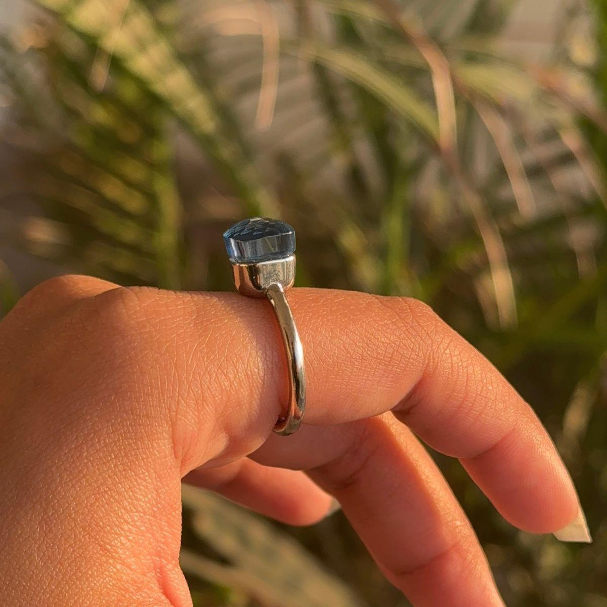 En venta: Anillo solitario de topacio azul suizo natural de diseño moderno para mujer Joyas de plata  6