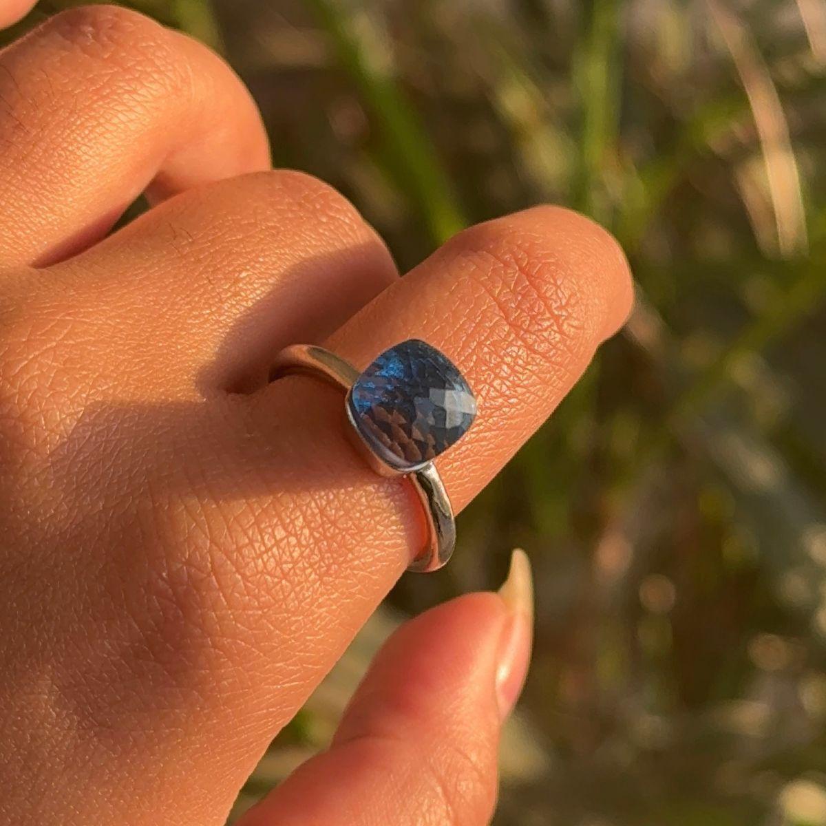 En venta: Anillo solitario de topacio azul suizo natural de diseño moderno para mujer Joyas de plata  8