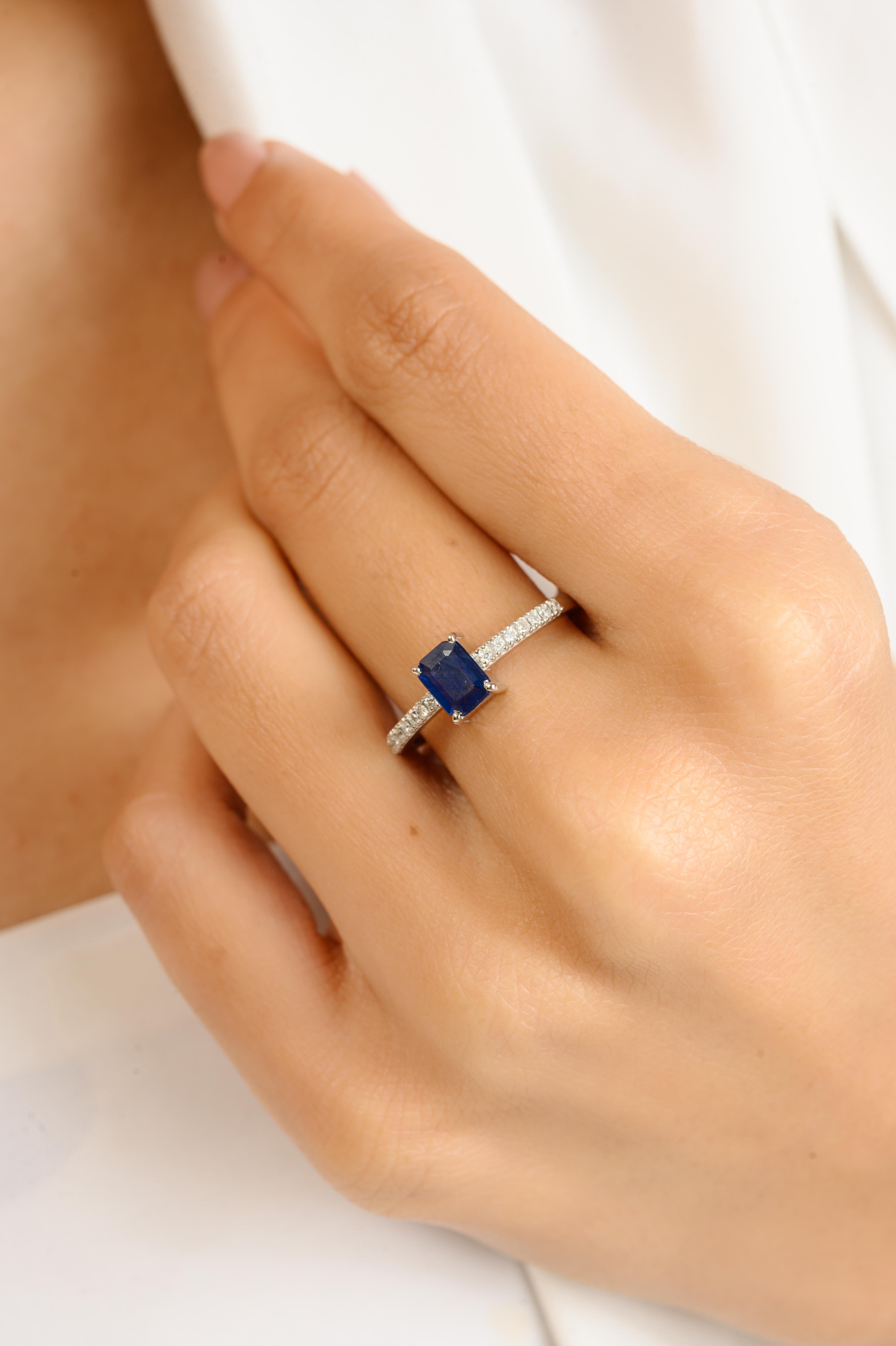En vente :  Bague de design moderne pour femmes en or blanc 14 carats avec saphir bleu taille octogonale et diamants 2