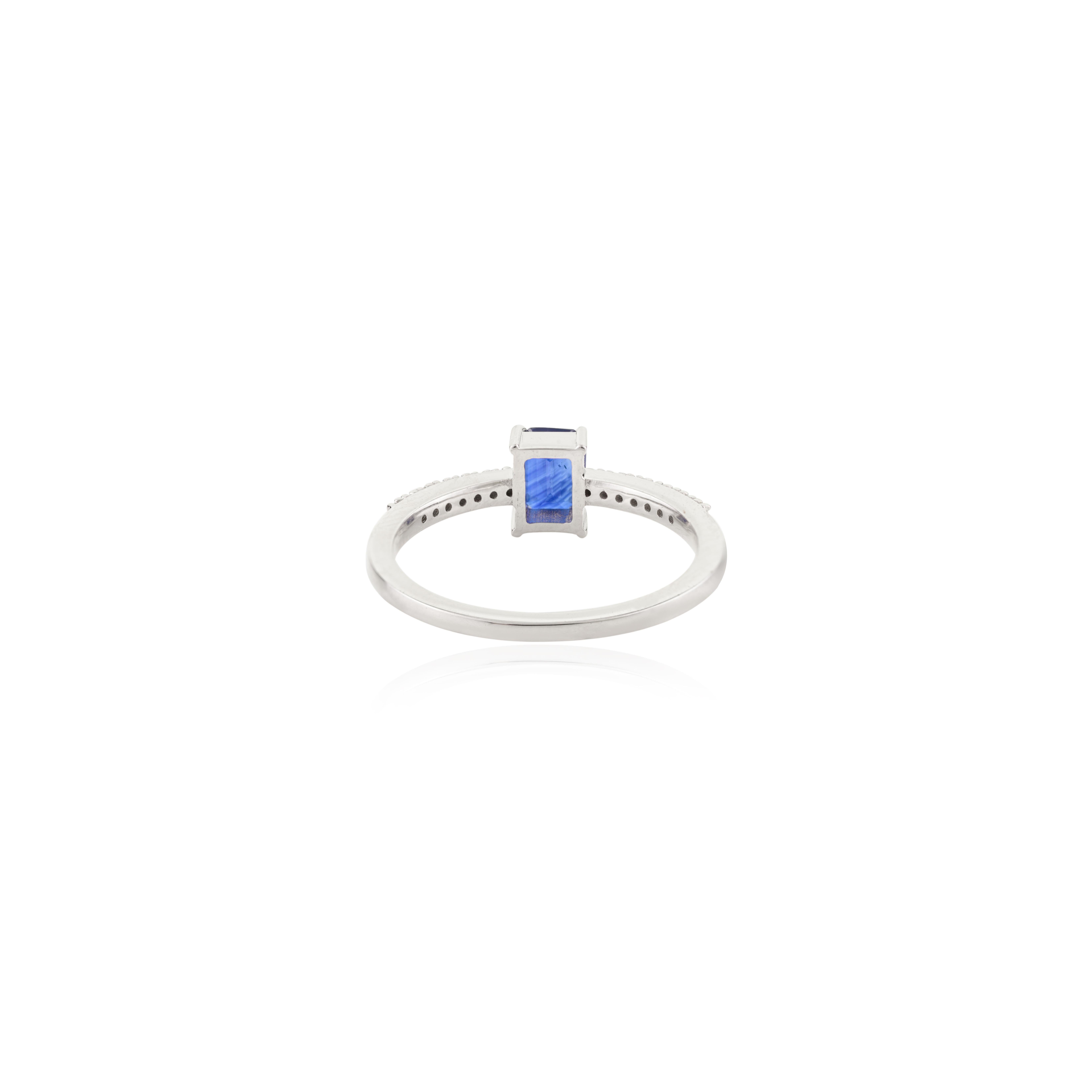 En vente :  Bague de design moderne pour femmes en or blanc 14 carats avec saphir bleu taille octogonale et diamants 5