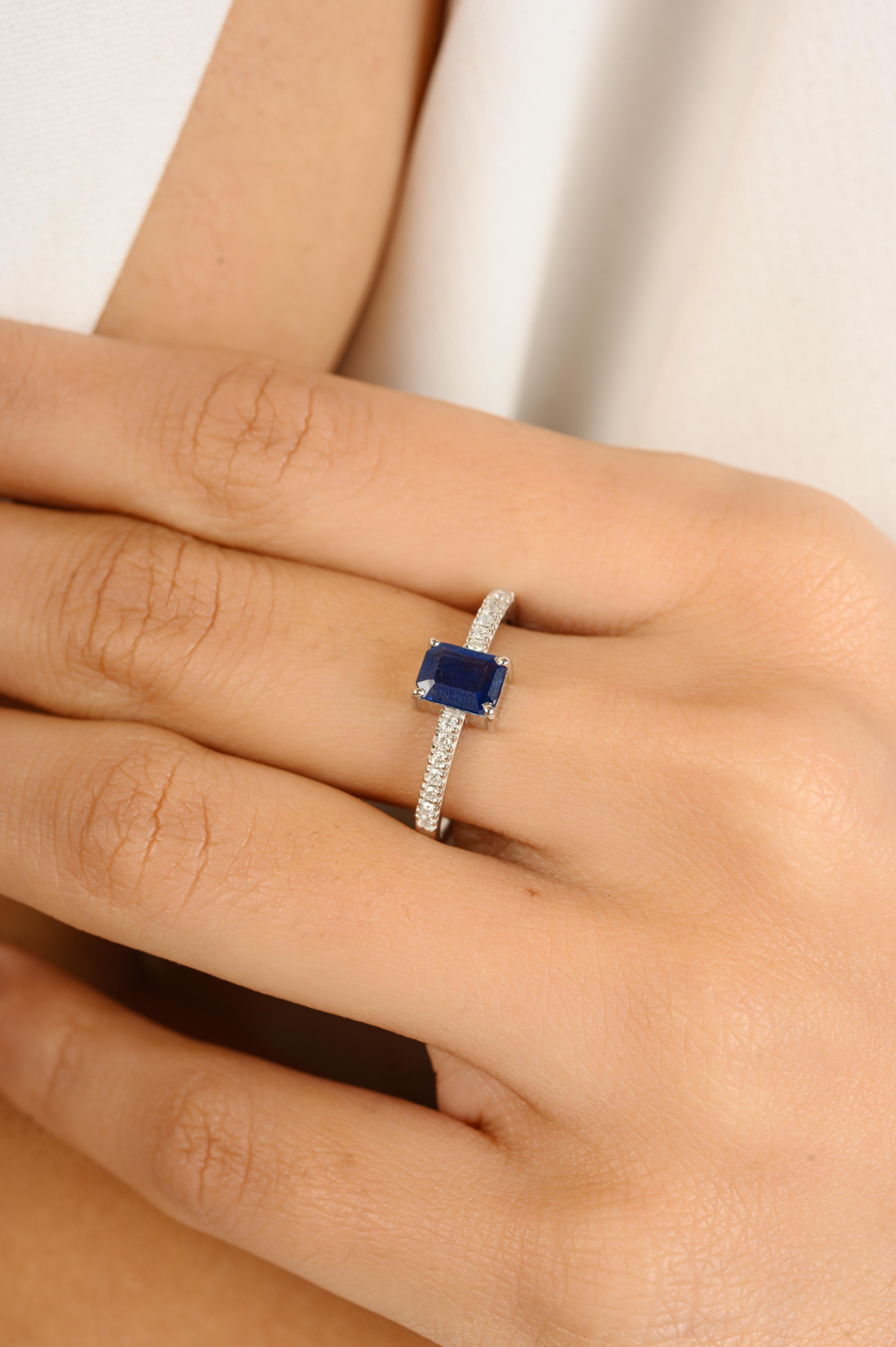 En vente :  Bague de design moderne pour femmes en or blanc 14 carats avec saphir bleu taille octogonale et diamants 4