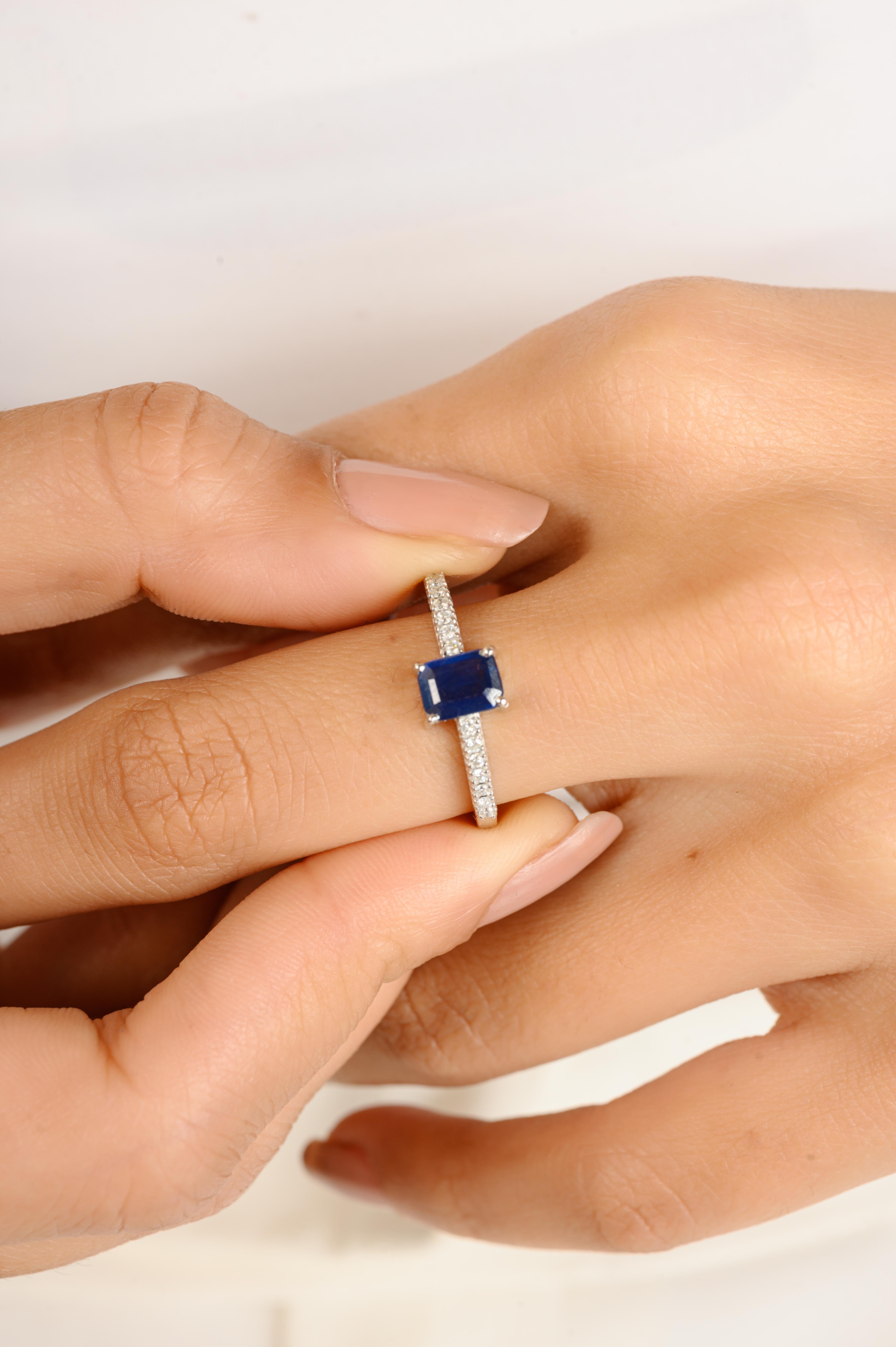 En vente :  Bague de design moderne pour femmes en or blanc 14 carats avec saphir bleu taille octogonale et diamants 8