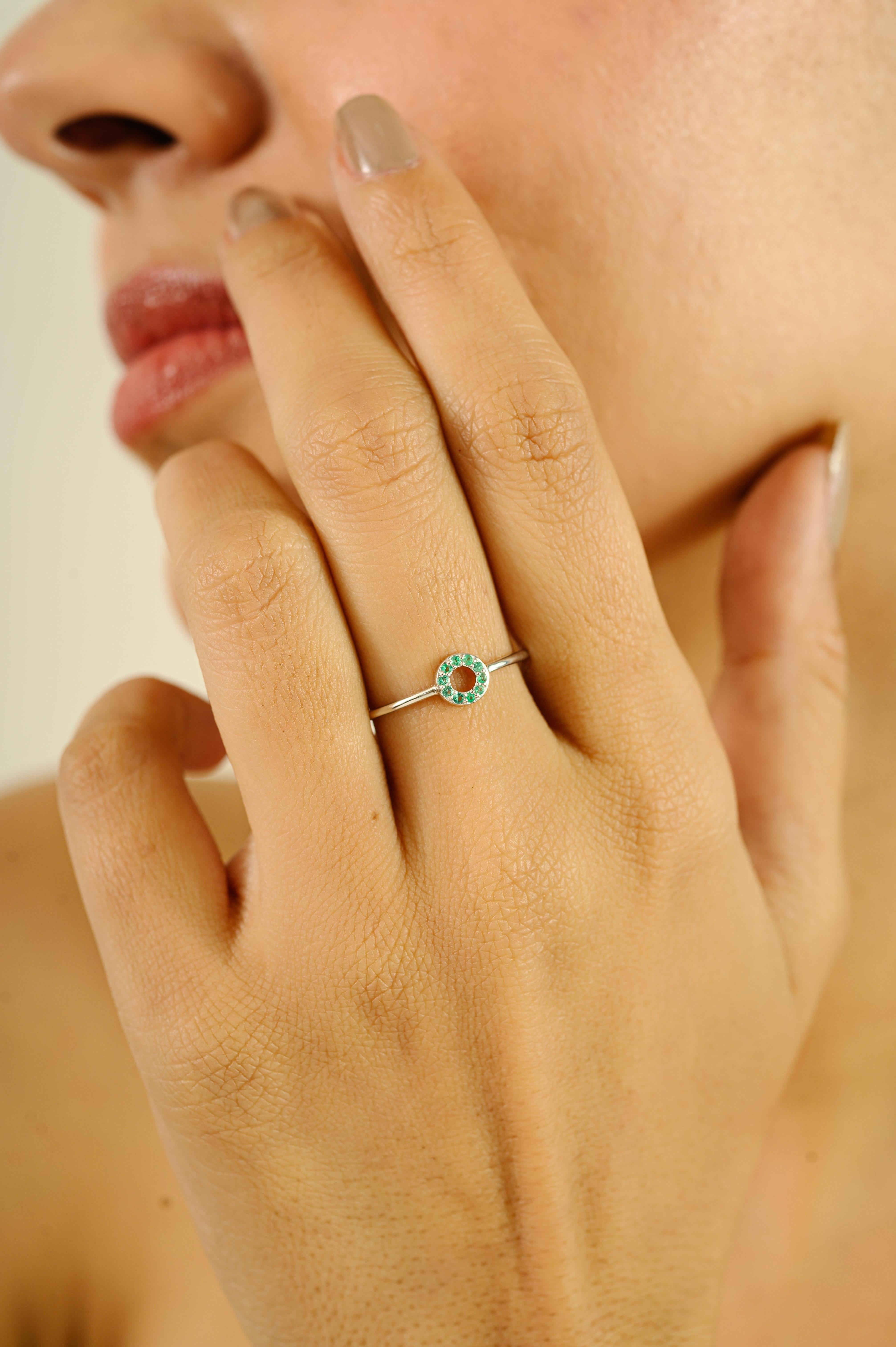 in vendita:  Anello a cerchio aperto di design moderno con smeraldo aureolato in oro bianco 14k Gioielli per tutti i giorni 6