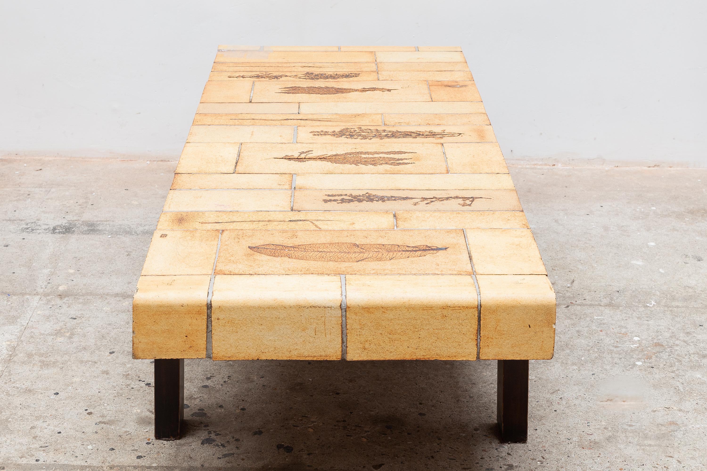 Mid-Century Modern Table basse rectangulaire au design moderne en carreaux de céramique de Roger Capron, France