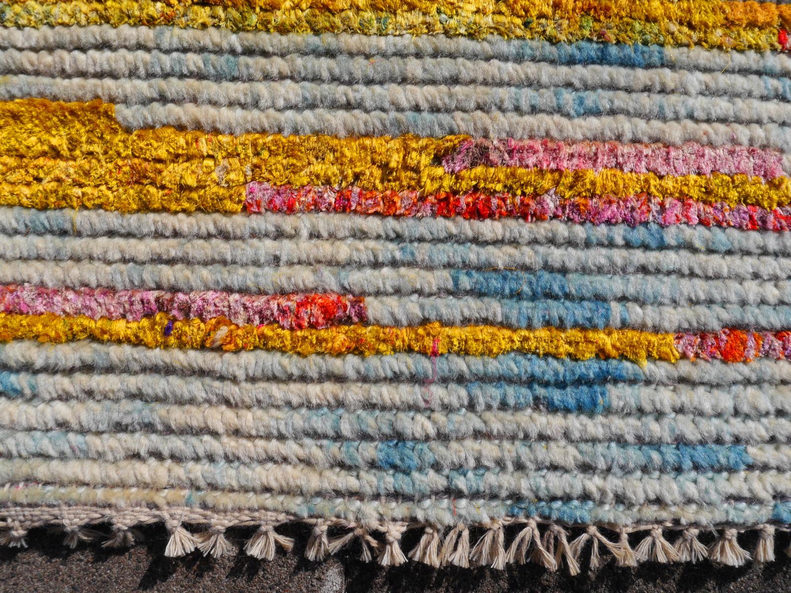 Un magnifique tapis au design contemporain, noué à la main avec de la soie Sari (60%) et de la laine (40%).

Collection : 