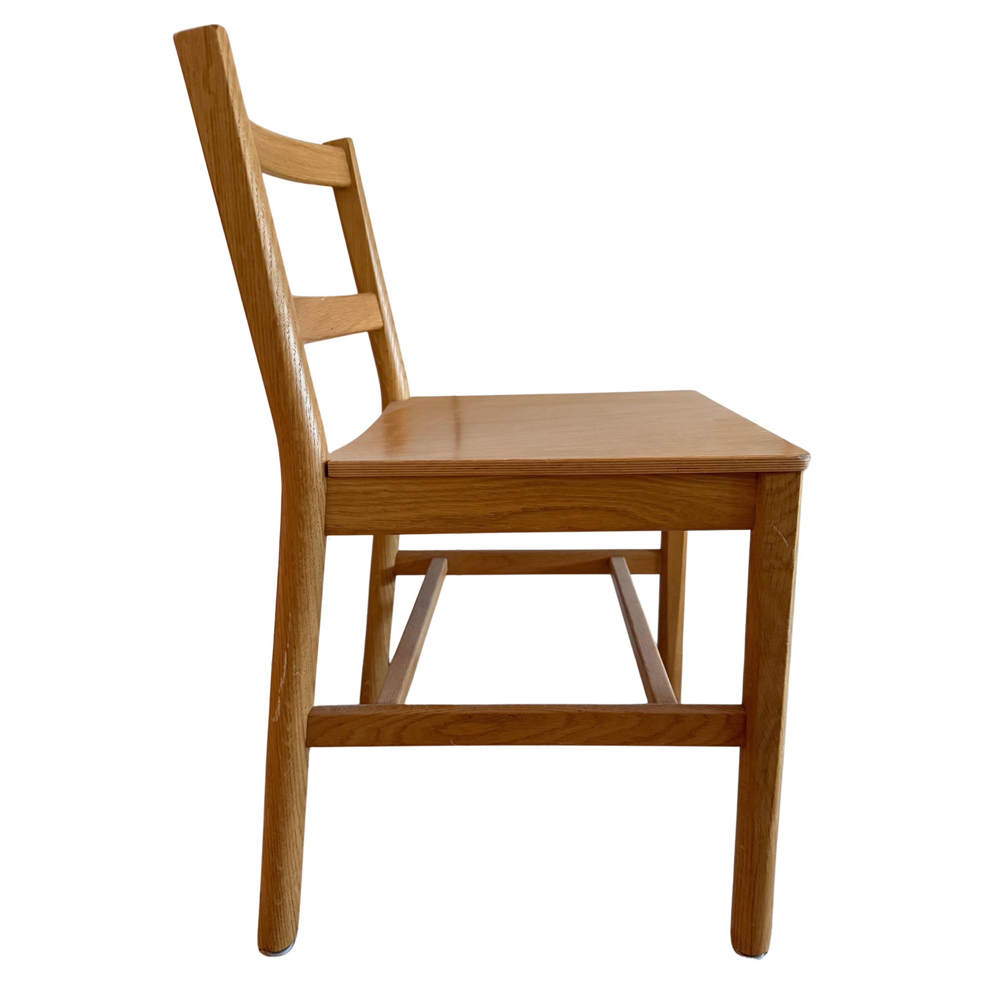 Design Modern Simple Chaises de salle à manger en chêne blanc massif Fabriquées en Italie 7 disponibles. Joli design simple - Chaises d'occasion datant d'environ les années 2000. Chêne blanc massif - Très robuste et propre. Superbe look scandinave