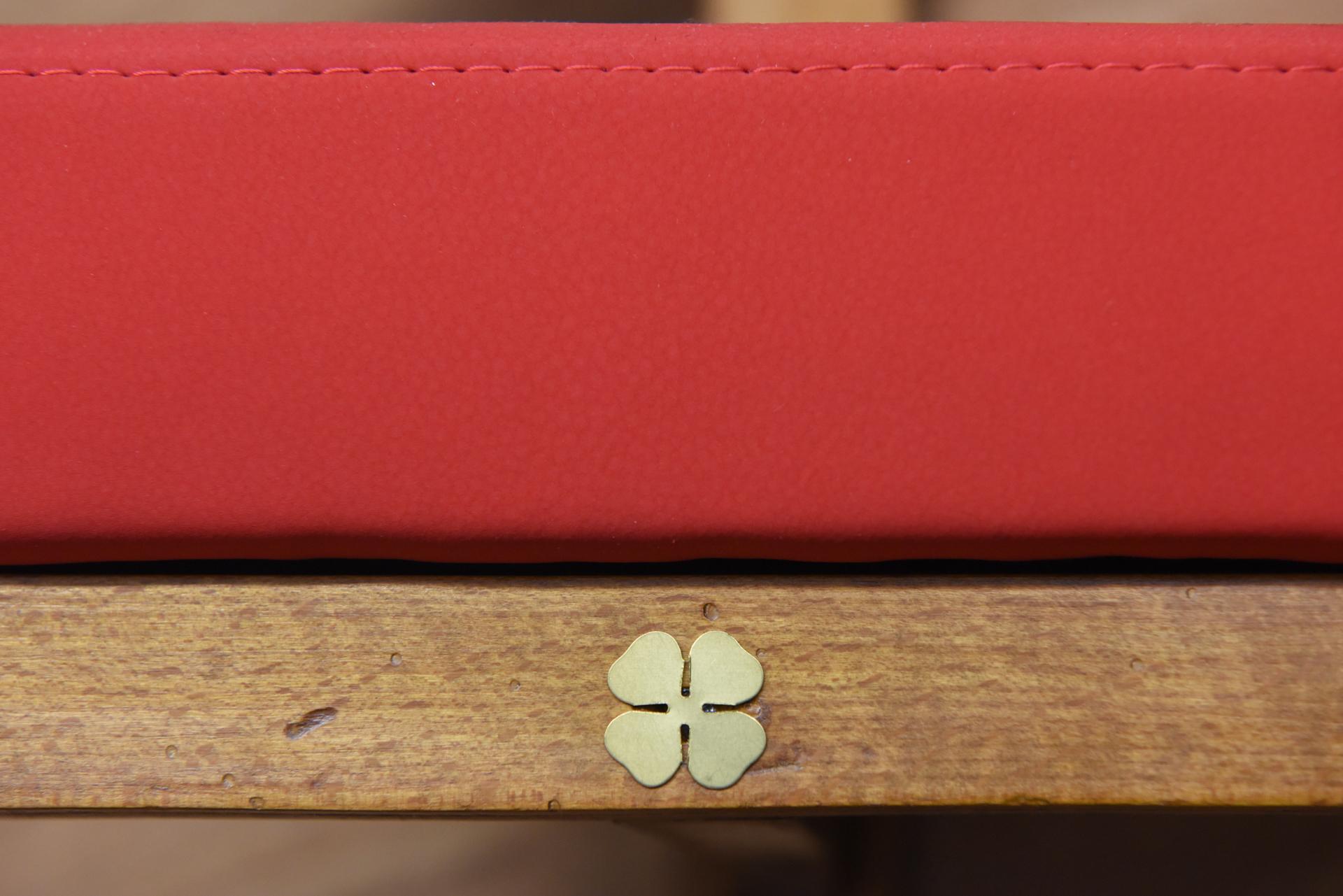 Vor vielen Jahren fand ich diesen Stuhl, der noch roh und ungeschliffen war, wie ein grobes Beispiel für einen modernen Stuhl.
Jetzt paddele und polstere ich mit korallenrotem Leder.

ref. M/1026