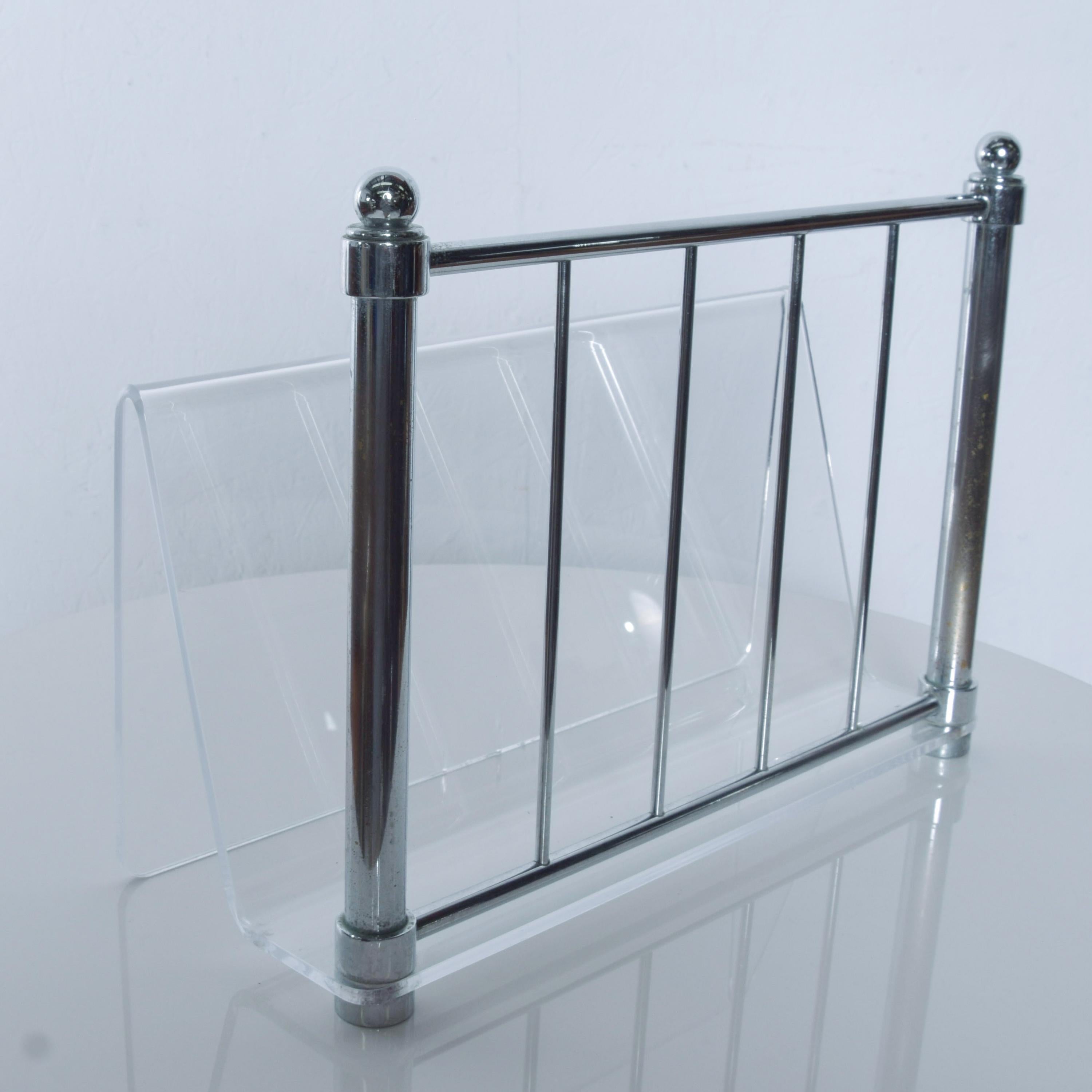 Modern magazine holder chrome-plated rack magazine newspaper stand in Lucite 1970s vintage.
No apparent label, attributed to the era of Charles Hollis Jones.
Measures: 10.38
