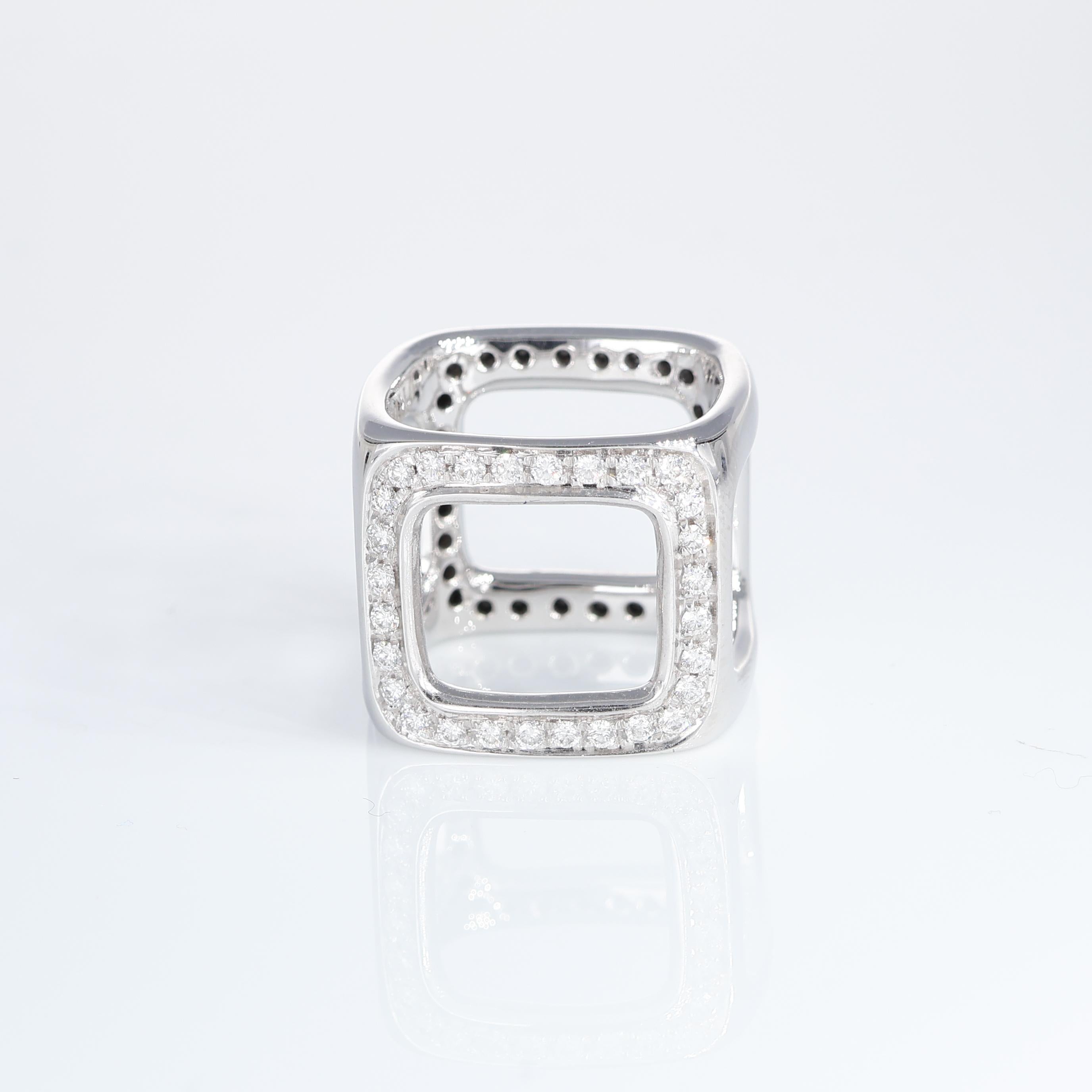 Modern Design White Gold Dice Cube Ring with Pavé White and Black Diamonds In New Condition For Sale In Bergamo, BG