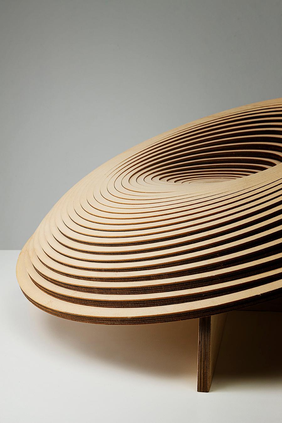 Italiano Scultura in legno dal design moderno in vendita