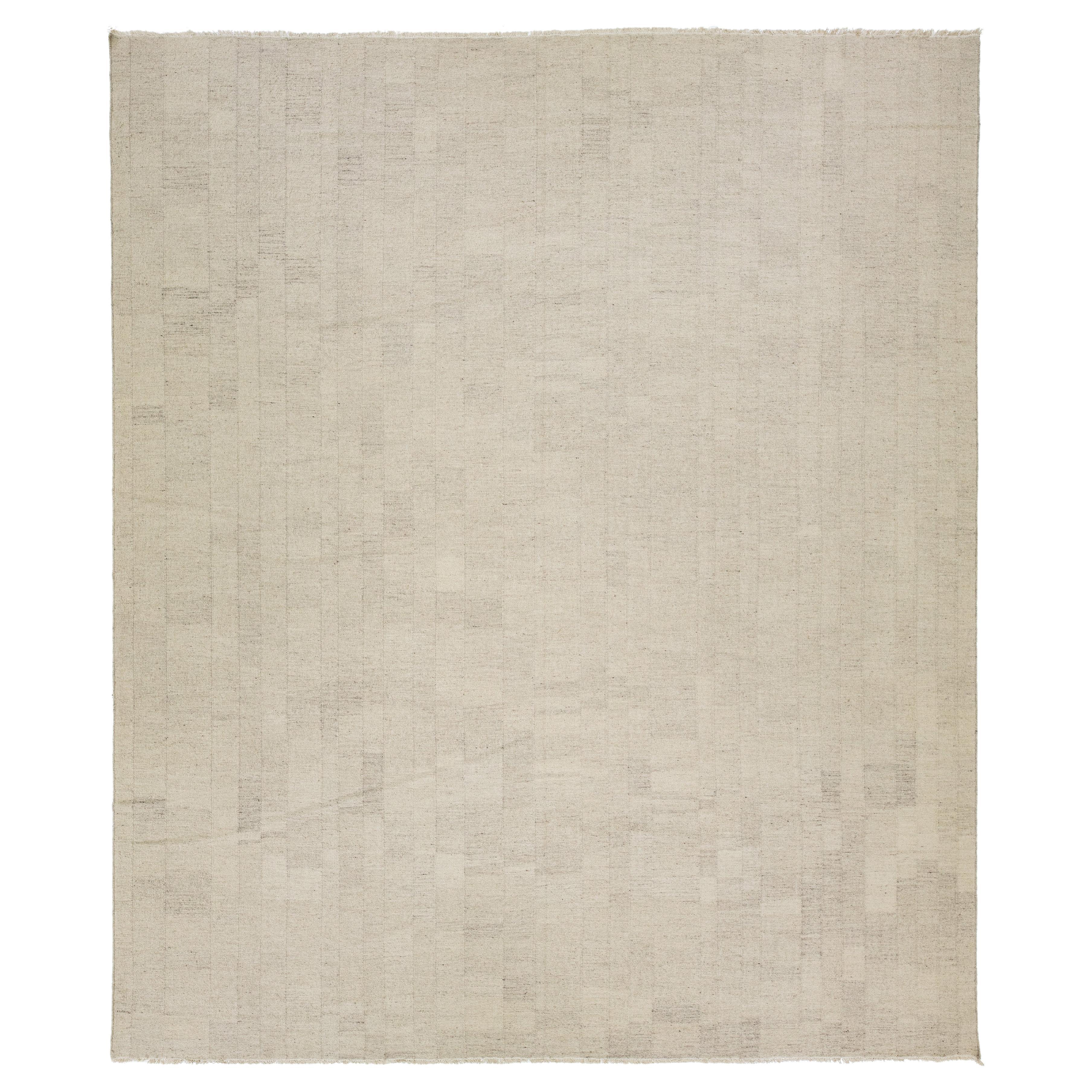 Tapis Kilim à tissage plat en laine naturelle conçu de manière moderne