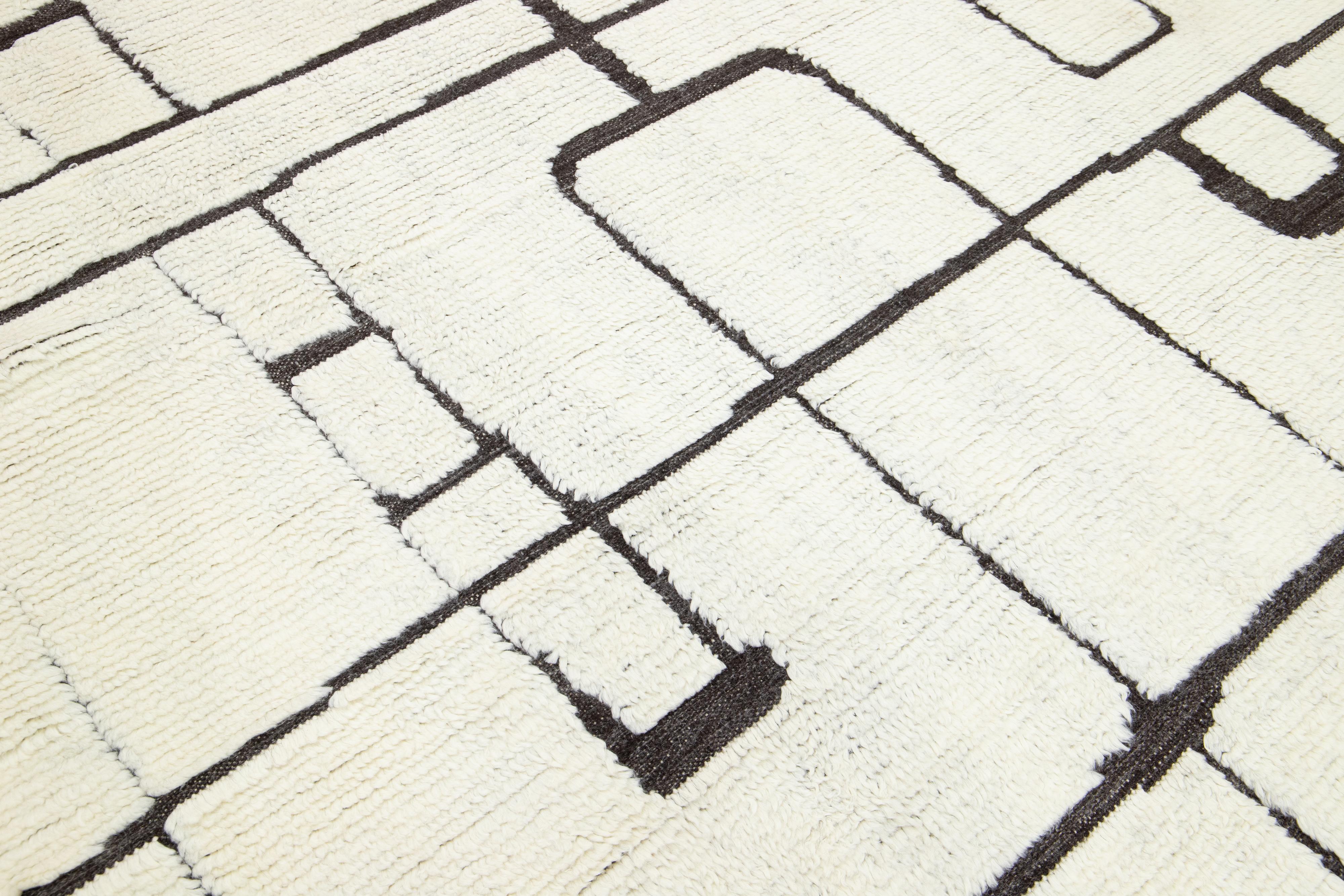Moderner designter marokkanischer Wollteppich in Elfenbein und Grau im Angebot 3