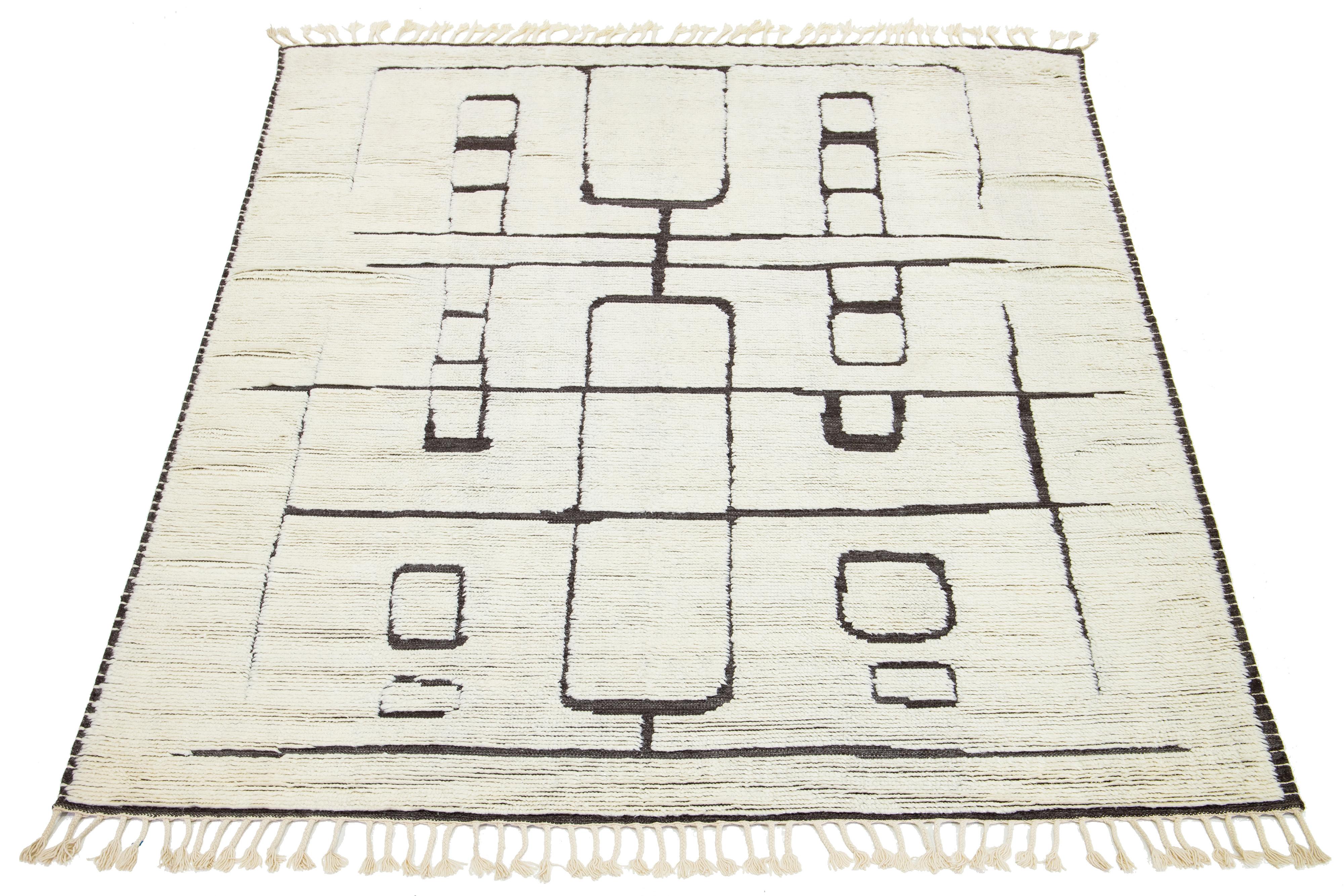 Wunderschöner handgeknüpfter Wollteppich im marokkanischen Stil mit einem elfenbeinfarbenen und grauen Feld in einem atemberaubenden geometrischen Muster.

Dieser Teppich misst 9'4