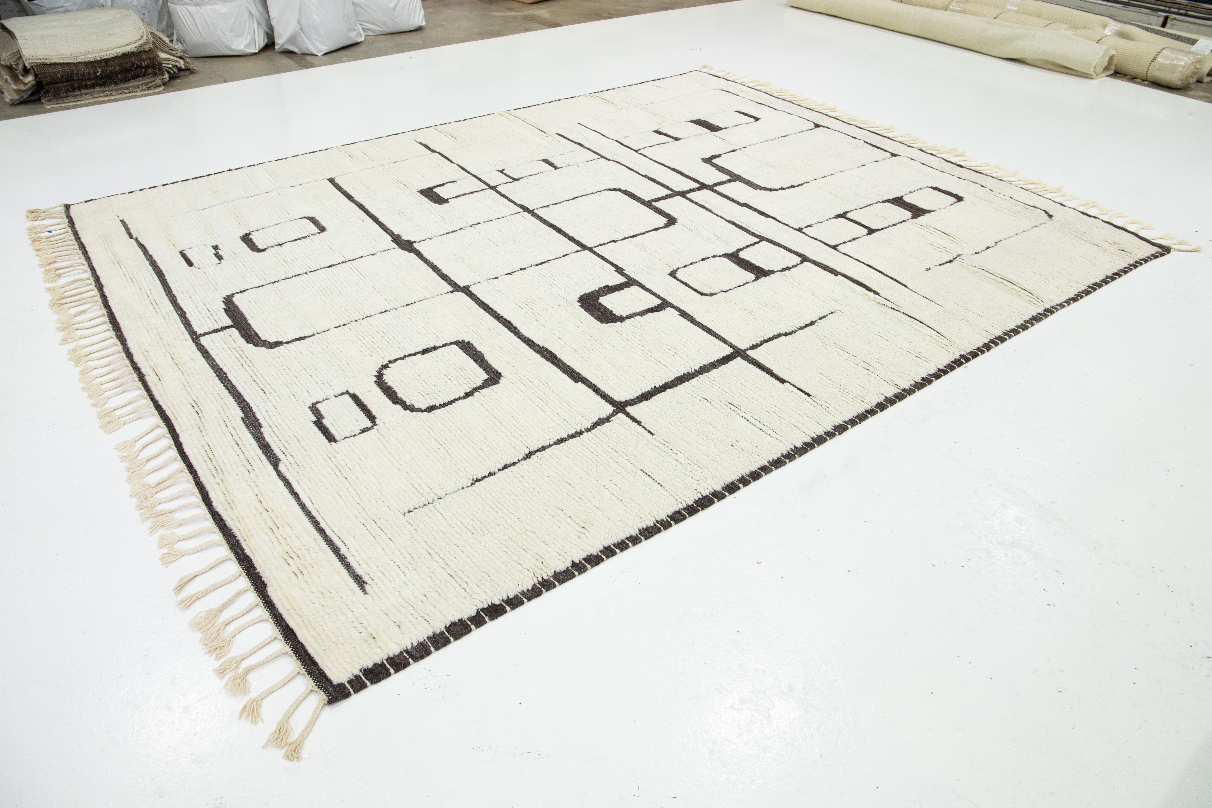 Moderner designter marokkanischer Wollteppich in Elfenbein und Grau (Indisch) im Angebot