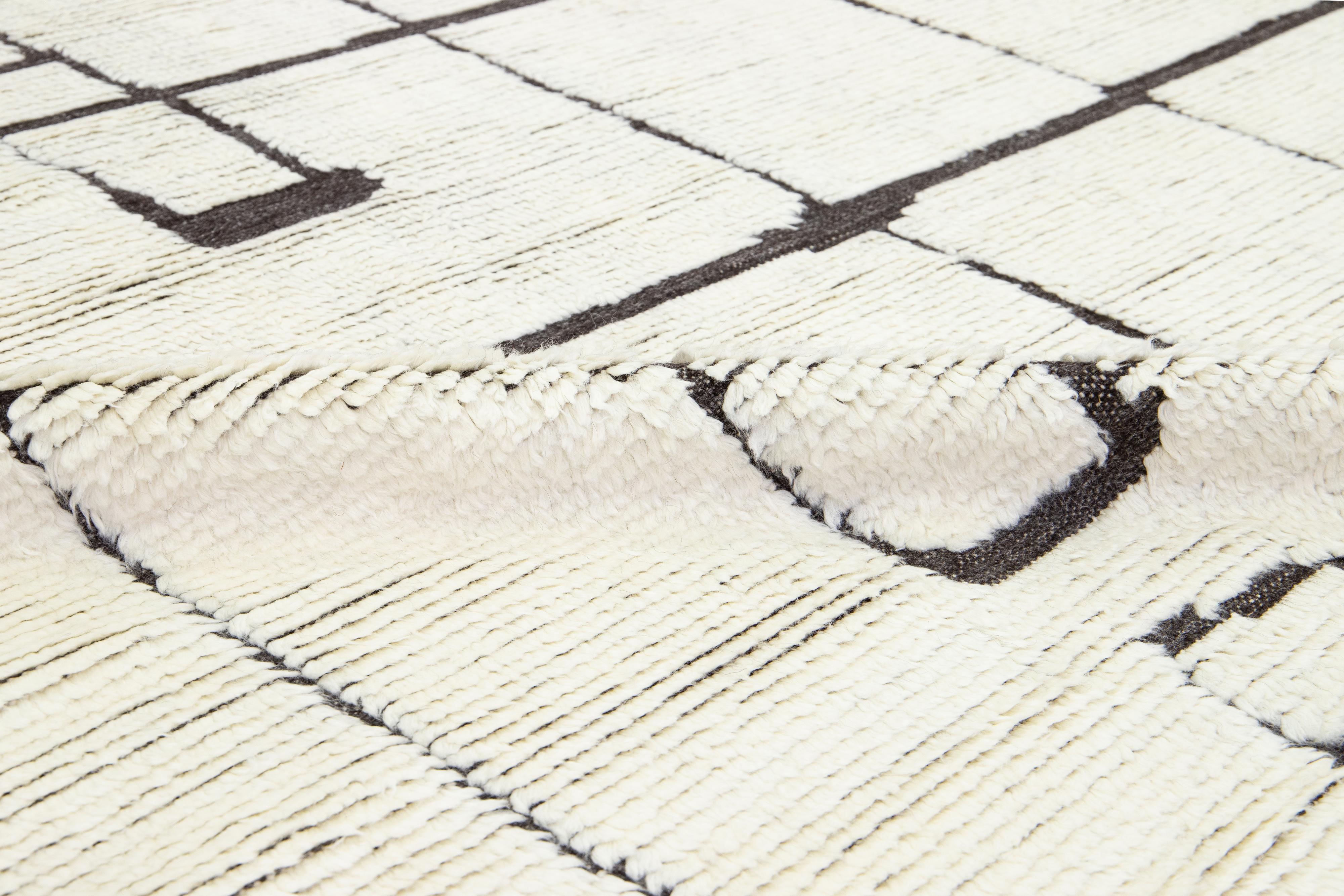 Moderner designter marokkanischer Wollteppich in Elfenbein und Grau im Zustand „Neu“ im Angebot in Norwalk, CT