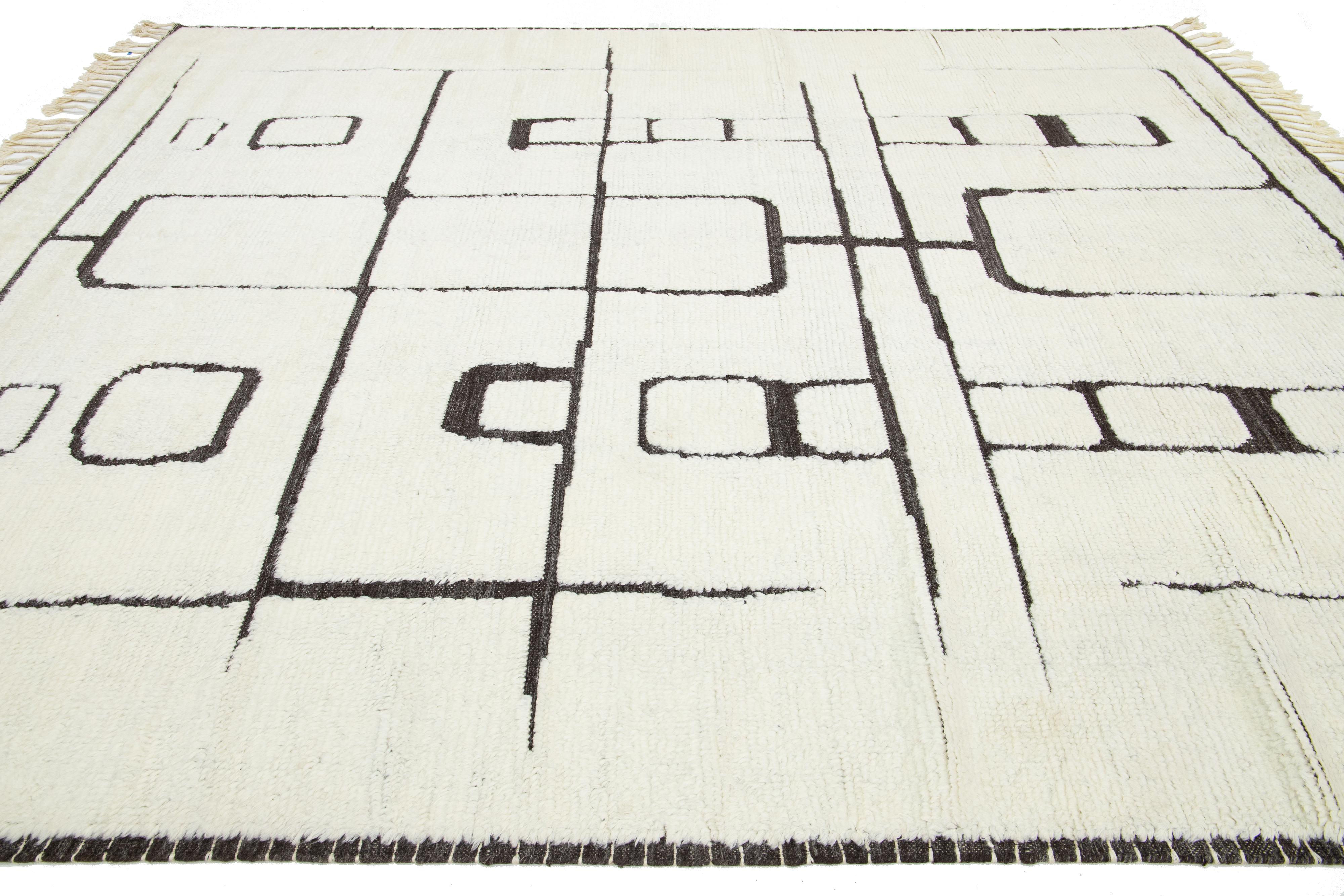 Moderner designter marokkanischer Wollteppich in Elfenbein und Grau (Wolle) im Angebot