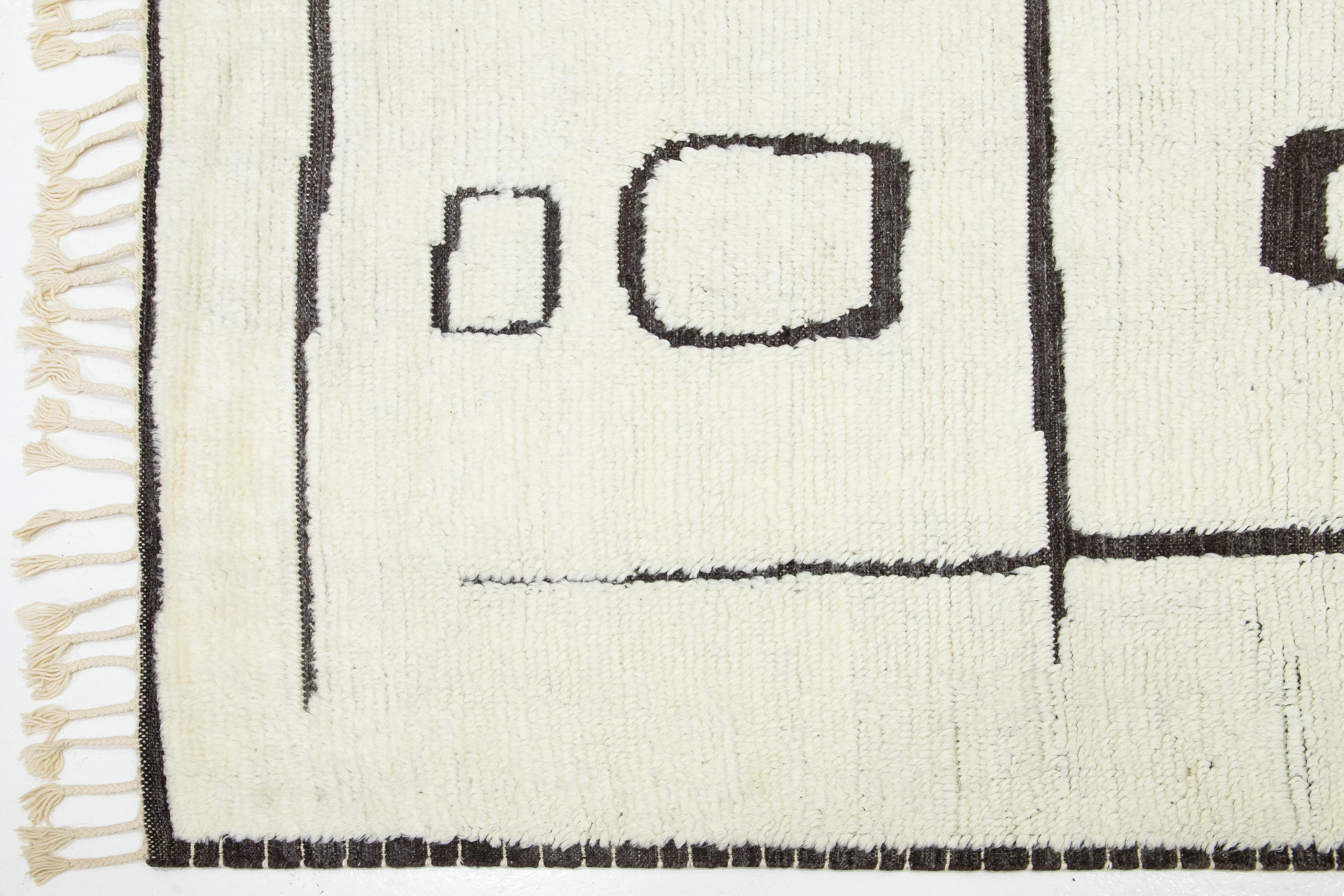 Moderner designter marokkanischer Wollteppich in Elfenbein und Grau im Angebot 1