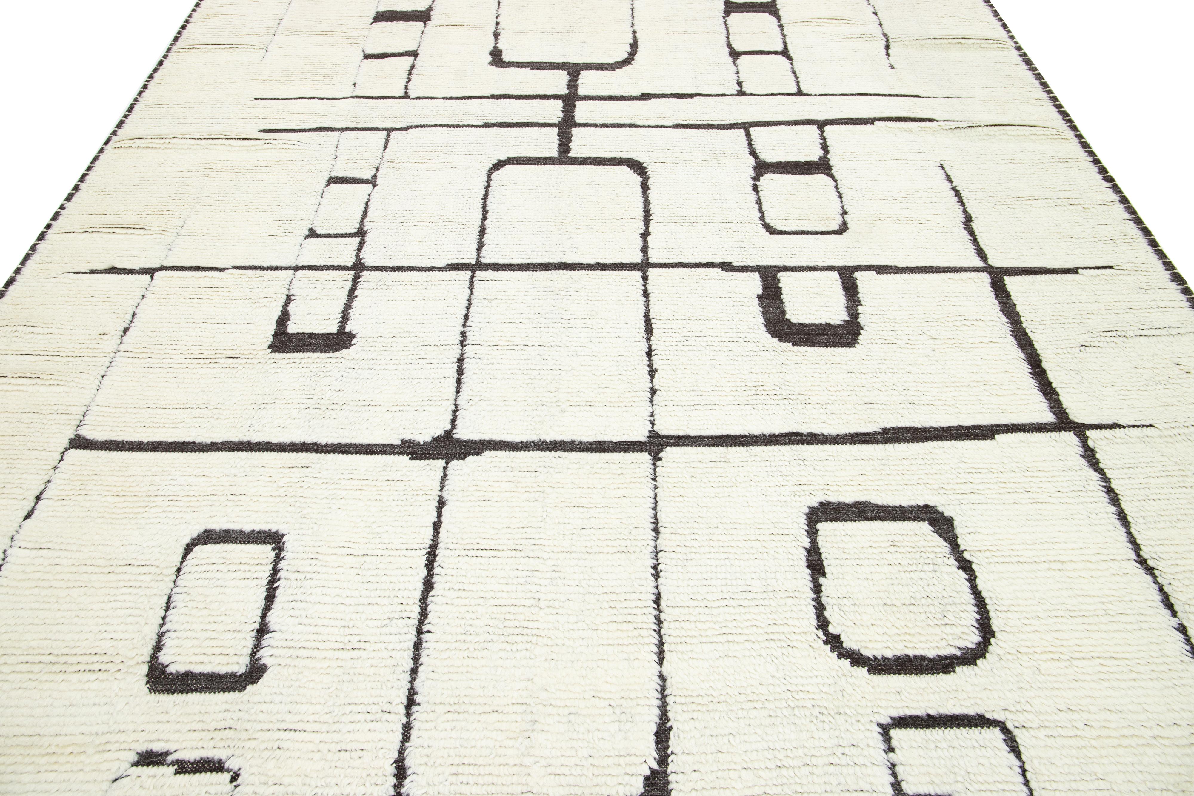 Moderner designter marokkanischer Wollteppich in Elfenbein und Grau im Angebot 2