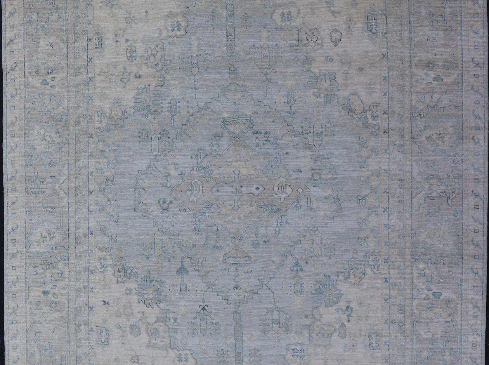 Moderner, entworfener Teppich mit hellblauem Hintergrund und Stammesmedaillon-Motiven im Angebot 2