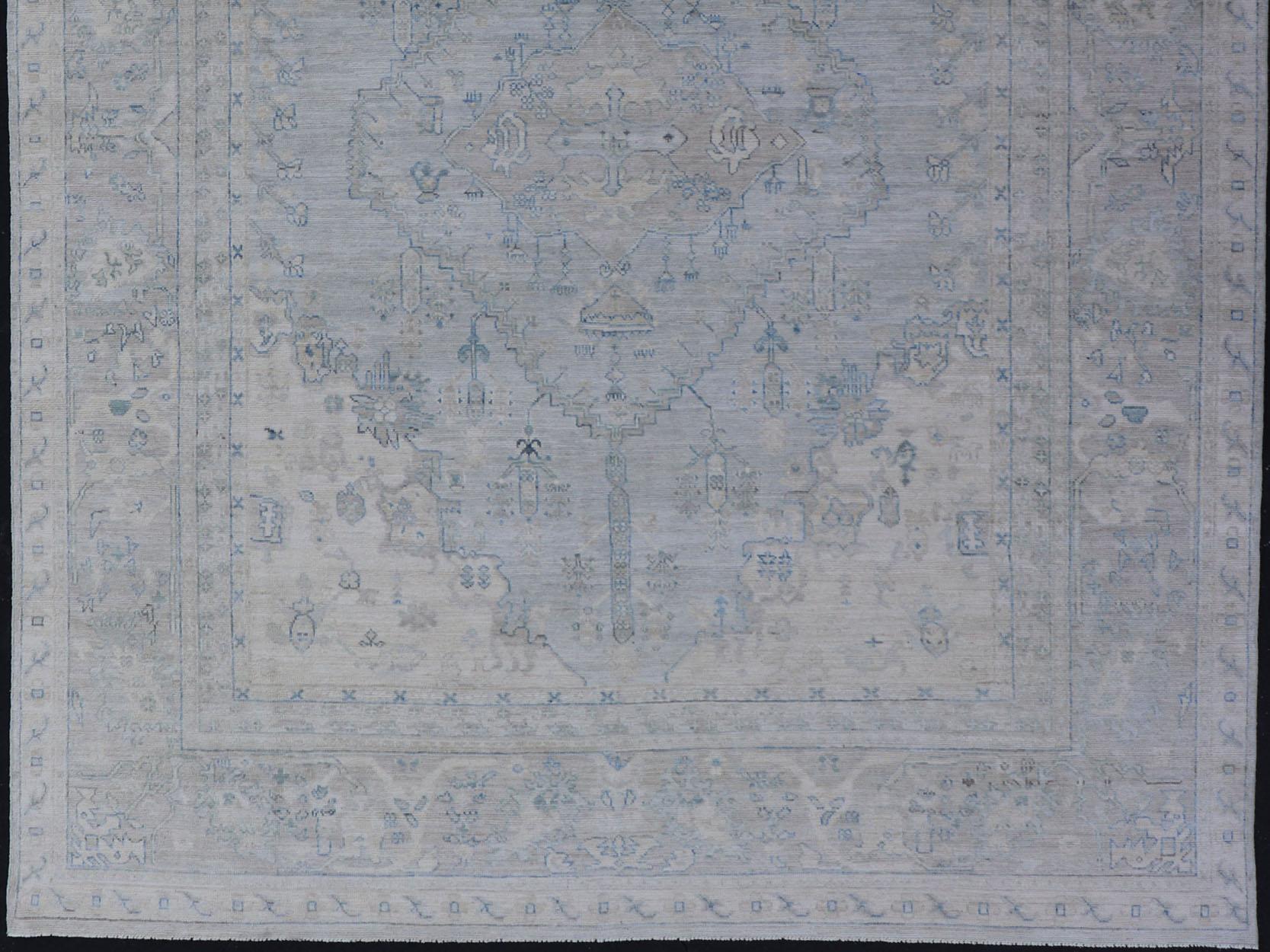 Moderner, entworfener Teppich mit hellblauem Hintergrund und Stammesmedaillon-Motiven im Angebot 3