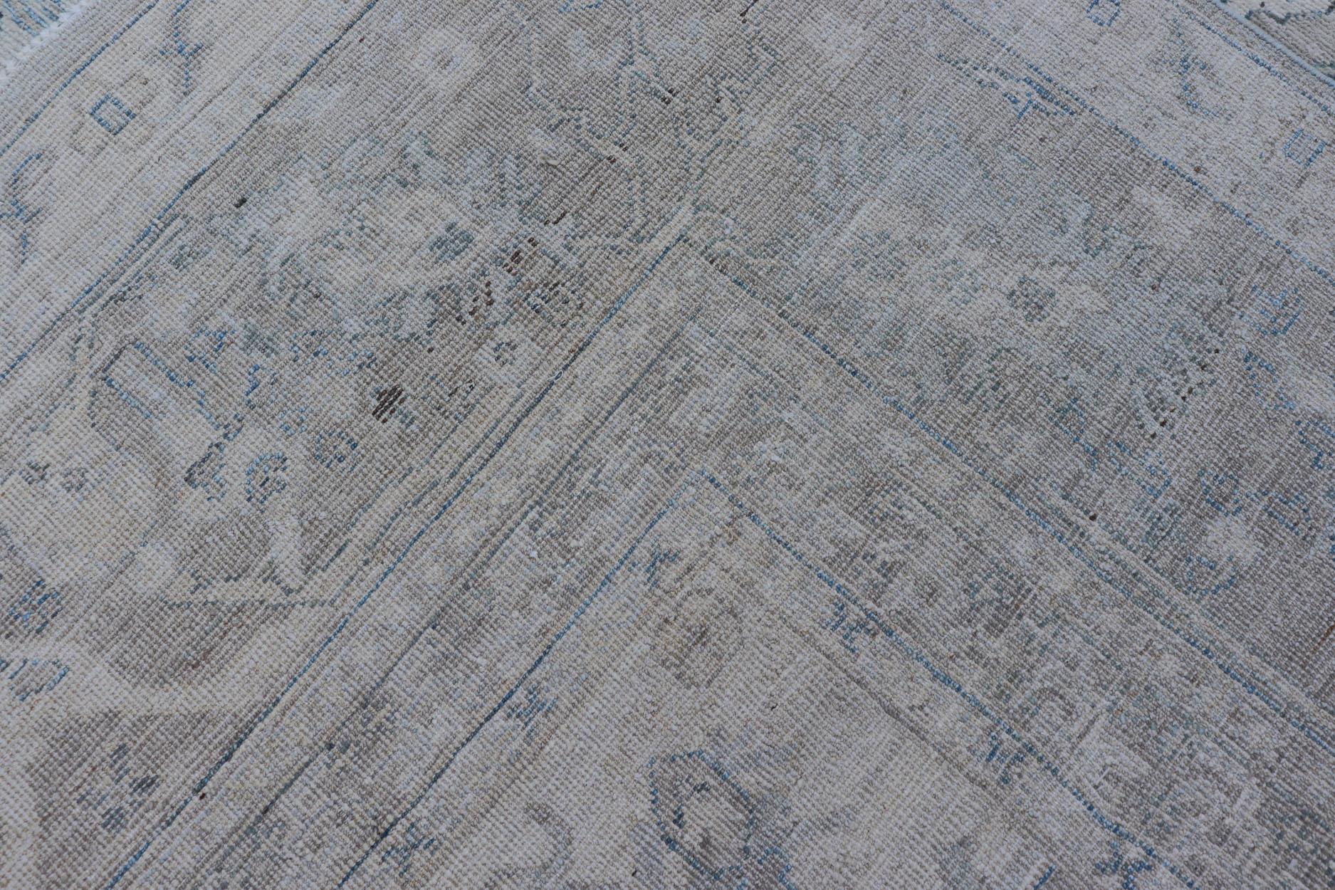 Moderner, entworfener Teppich mit hellblauem Hintergrund und Stammesmedaillon-Motiven im Angebot 4