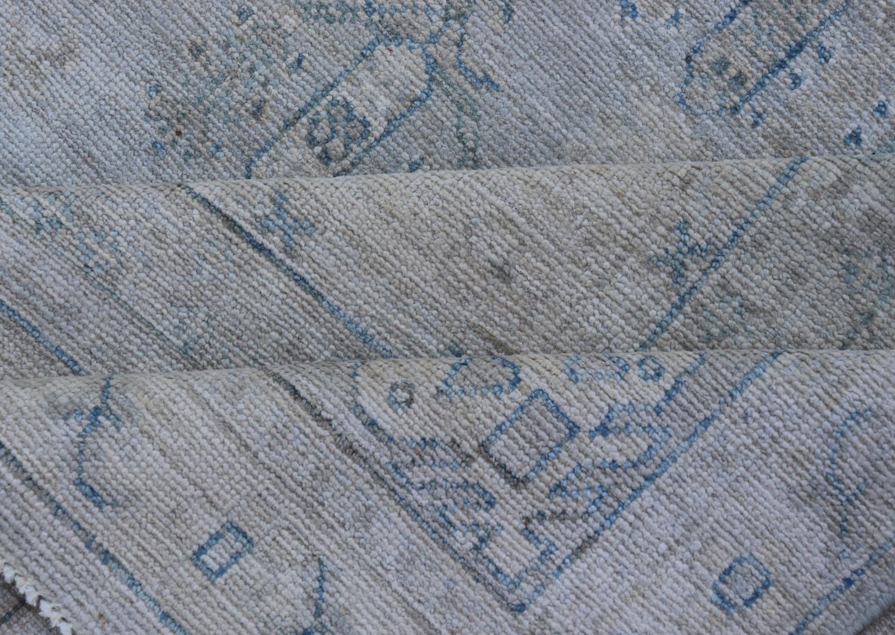 Moderner, entworfener Teppich mit hellblauem Hintergrund und Stammesmedaillon-Motiven im Angebot 5