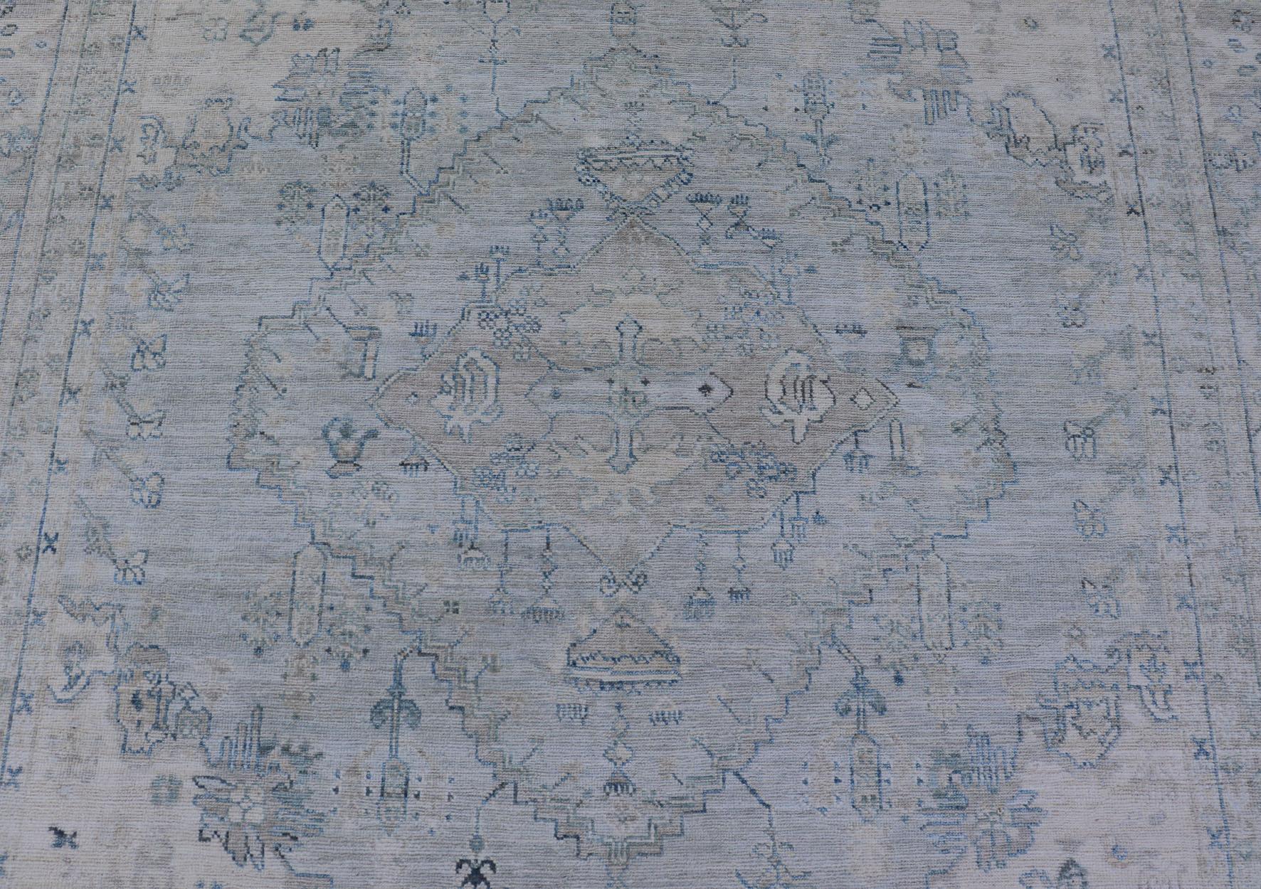 Maße: 8'10 x 11'8 
Modern gestalteter Teppich mit hellblauem Hintergrund und Tribal-Medaillon-Motiven. Keivan Woven Arts; Teppich AWR-12323 Herkunftsland: Afghanistan Art: Oushak Design: Floral, Medaillon Abstrakt-Stammesmuster 

Dieser Oushak