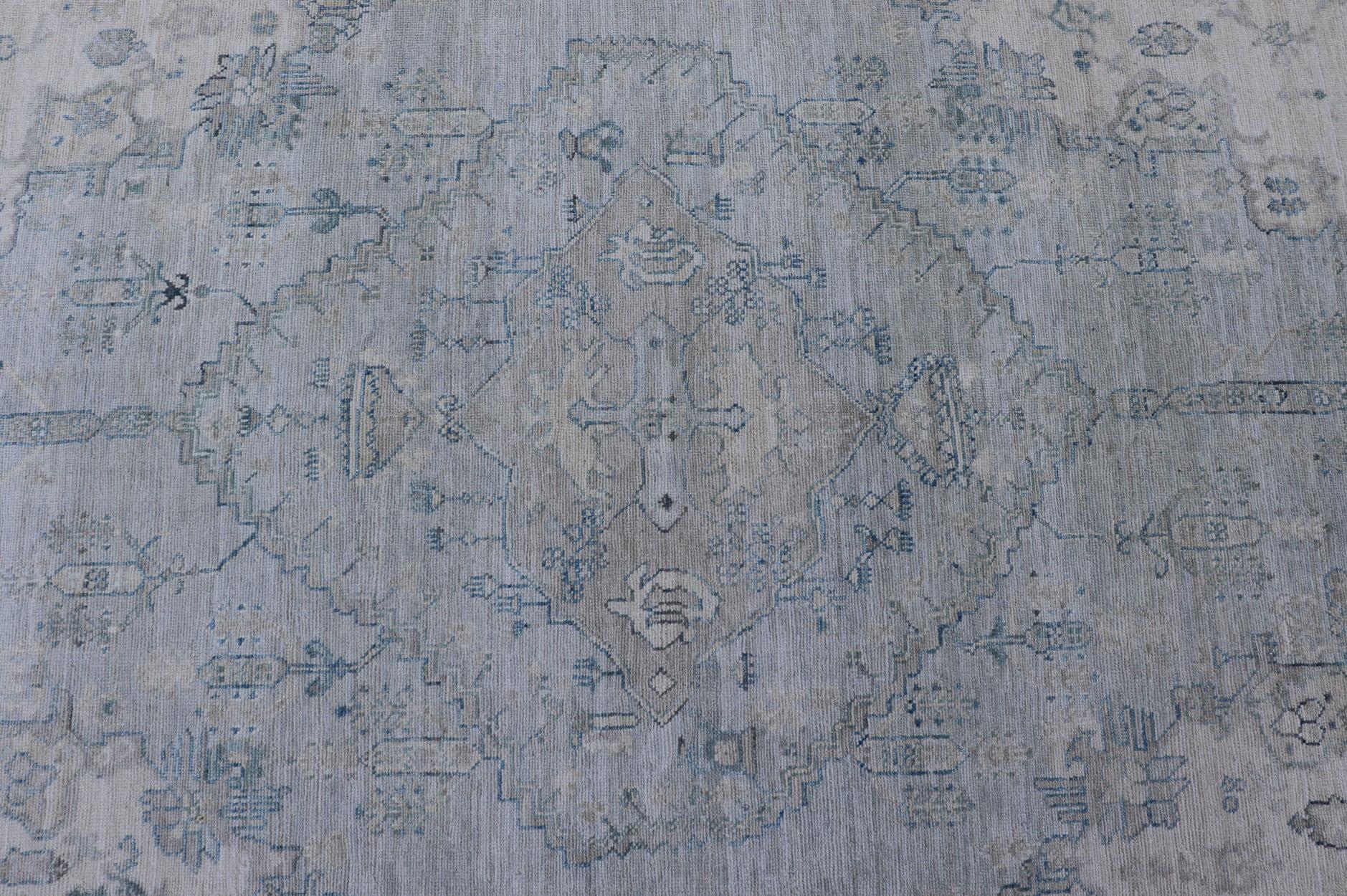 Moderner, entworfener Teppich mit hellblauem Hintergrund und Stammesmedaillon-Motiven (Oushak) im Angebot