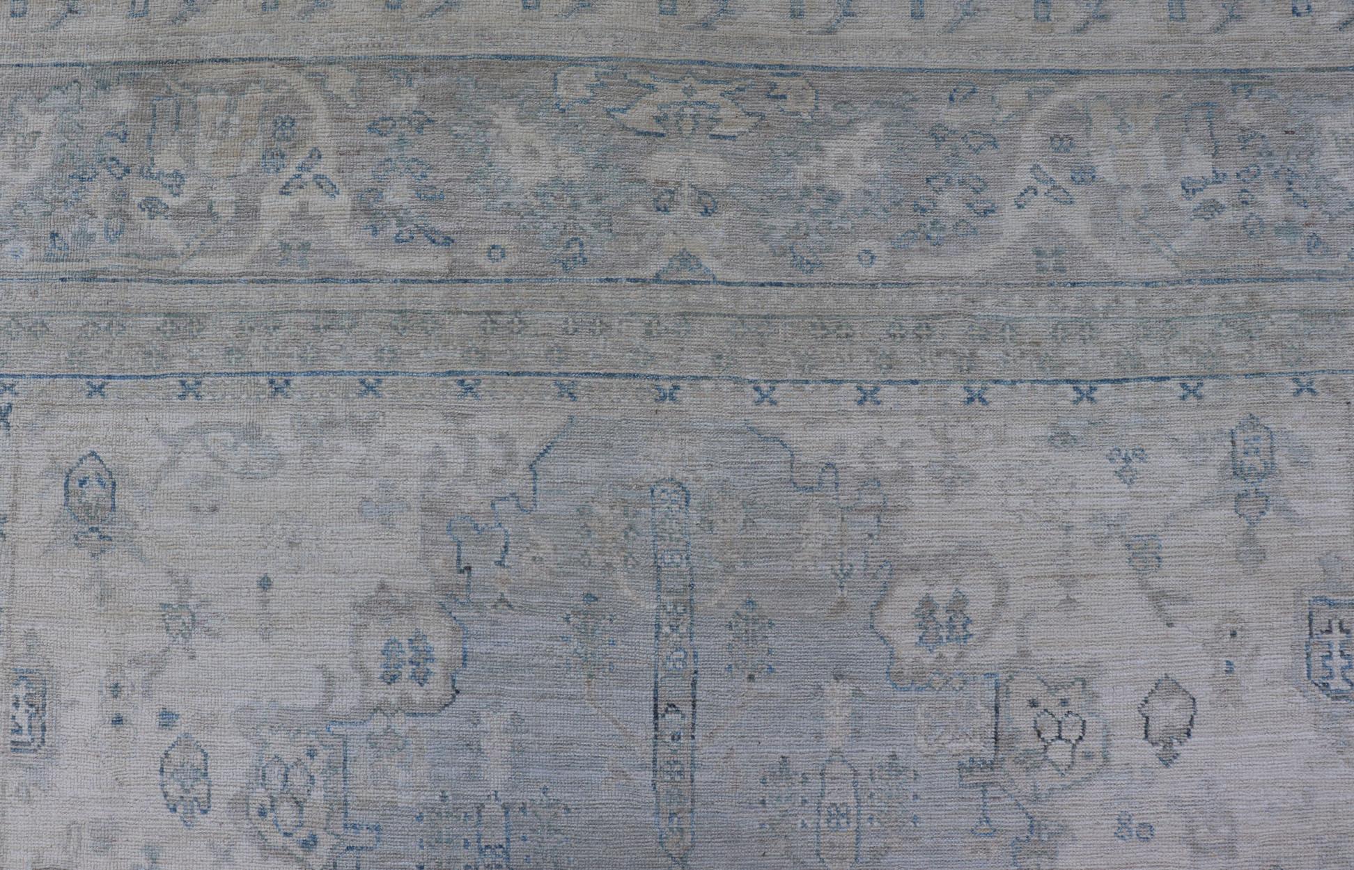 Moderner, entworfener Teppich mit hellblauem Hintergrund und Stammesmedaillon-Motiven (Afghanisch) im Angebot